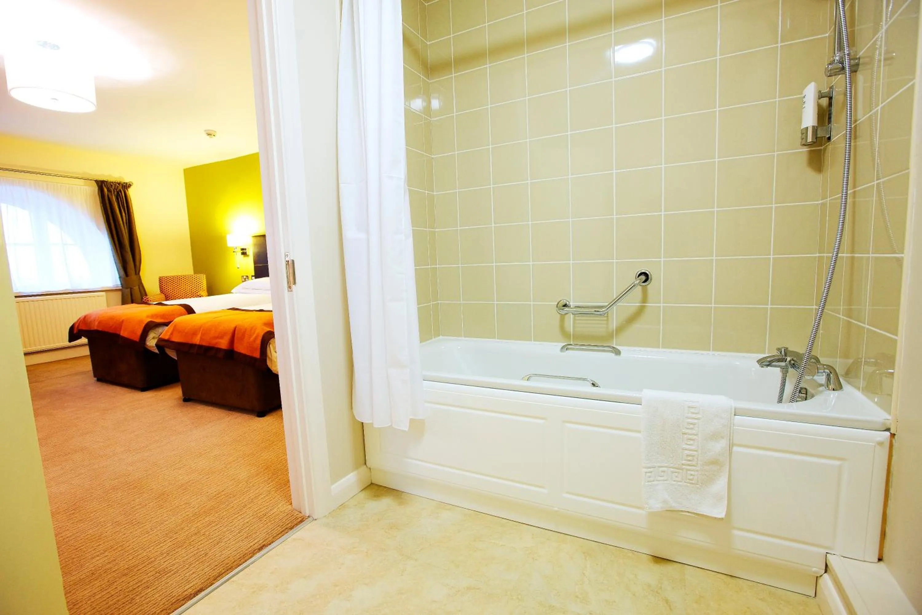 Bathroom, Bed in The Twelve Knights