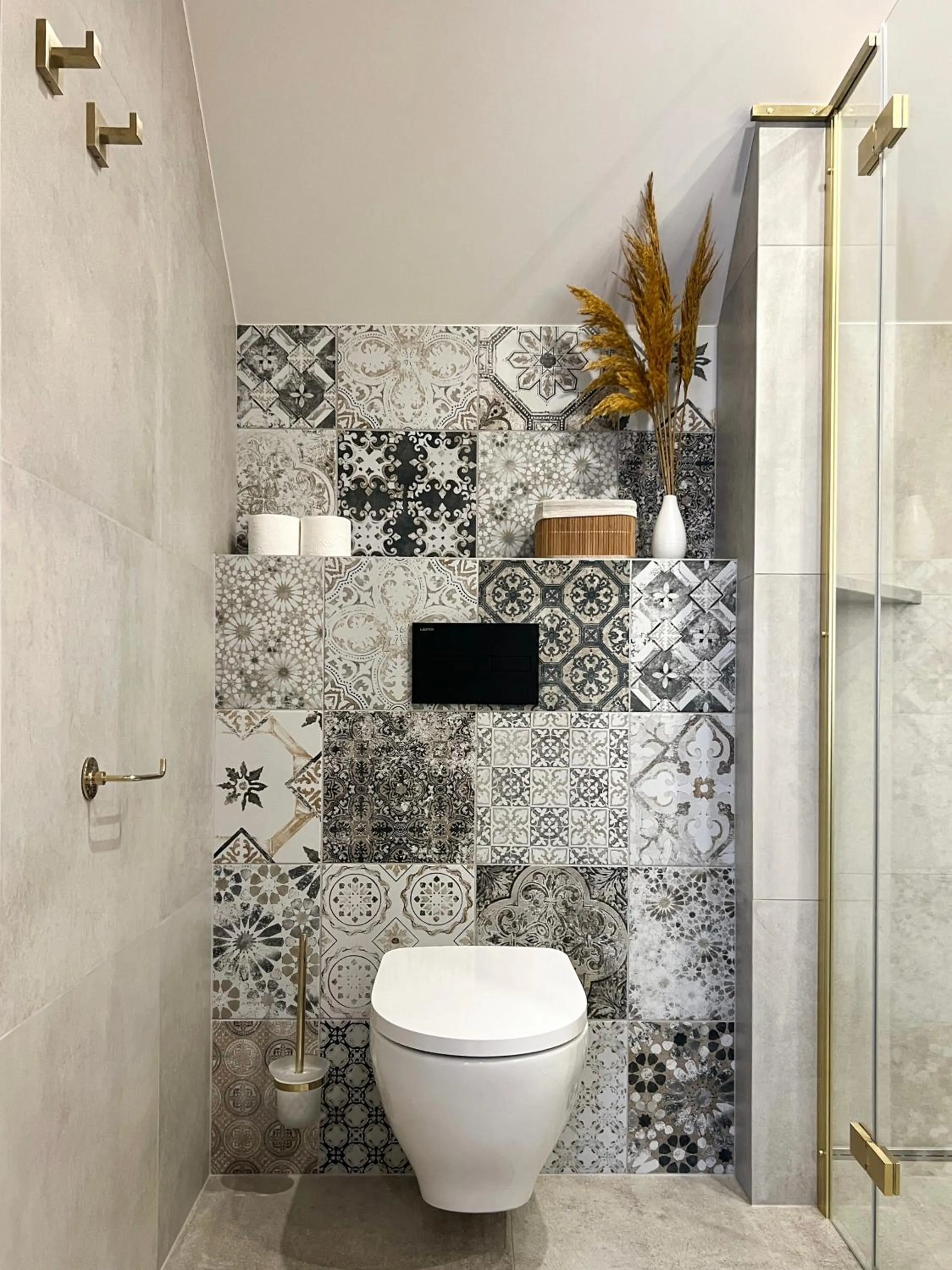 Shower in Hotel Lony