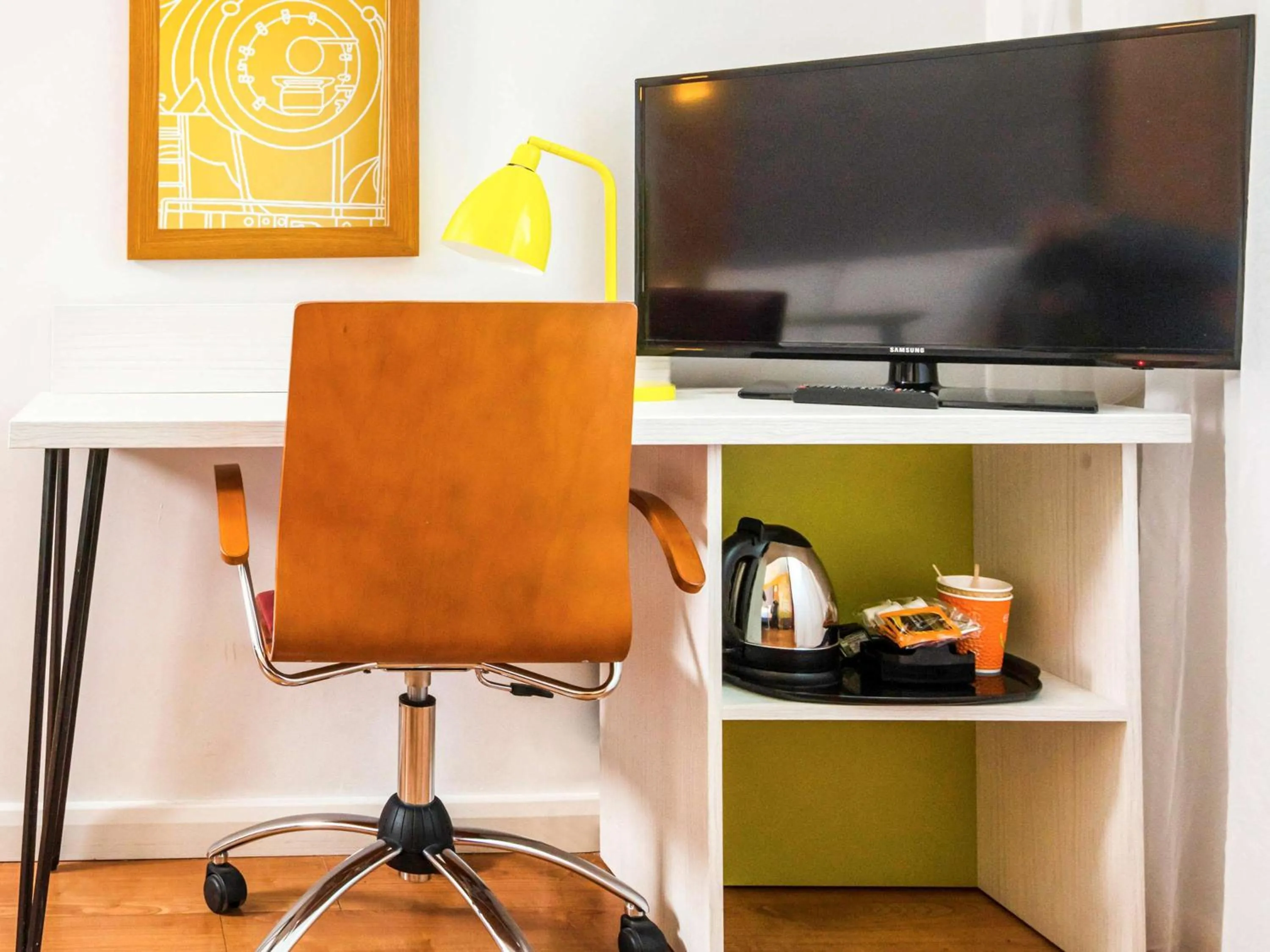 Photo of the whole room in ibis Styles Crewe