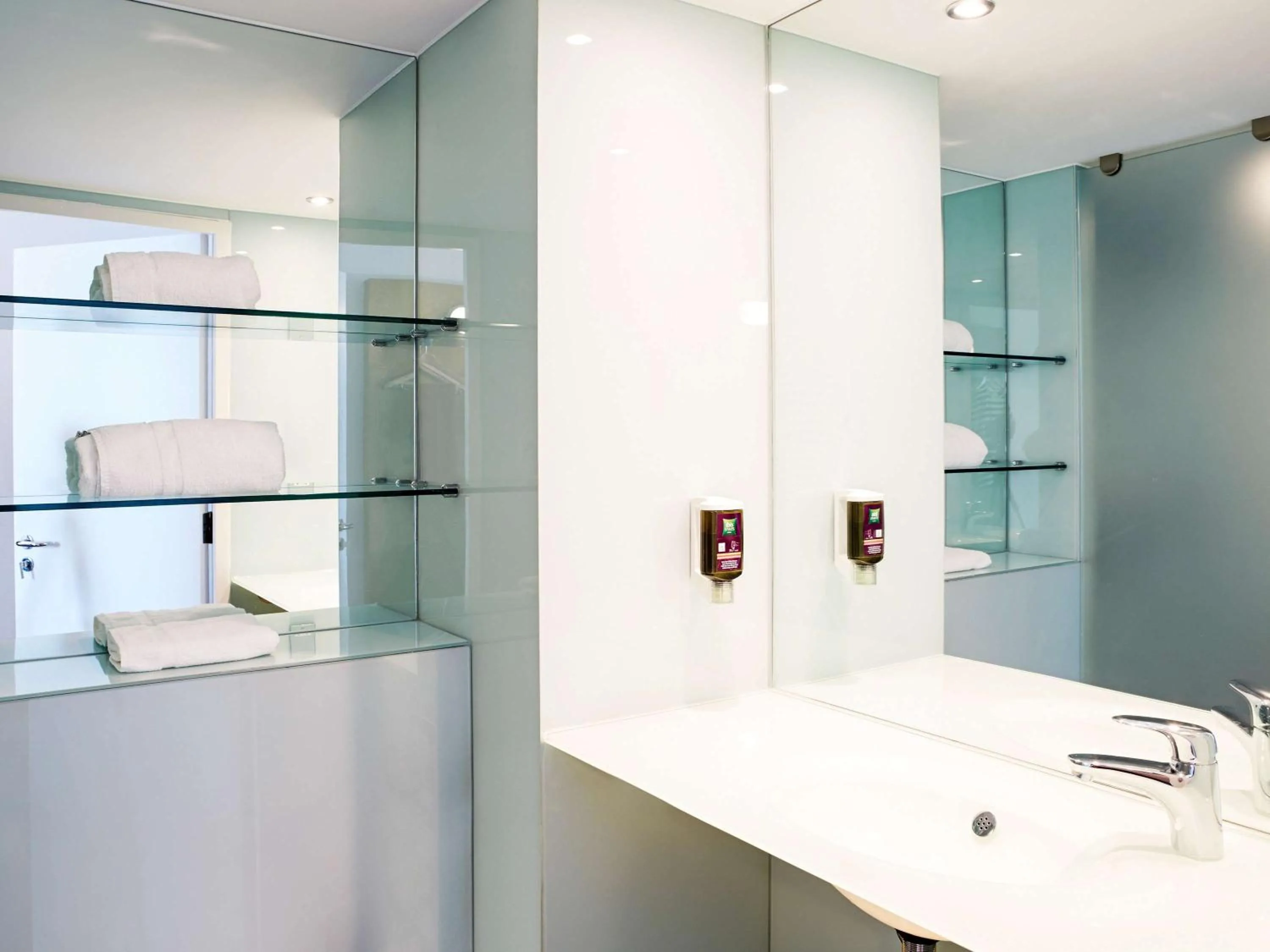 Photo of the whole room in ibis Styles Crewe