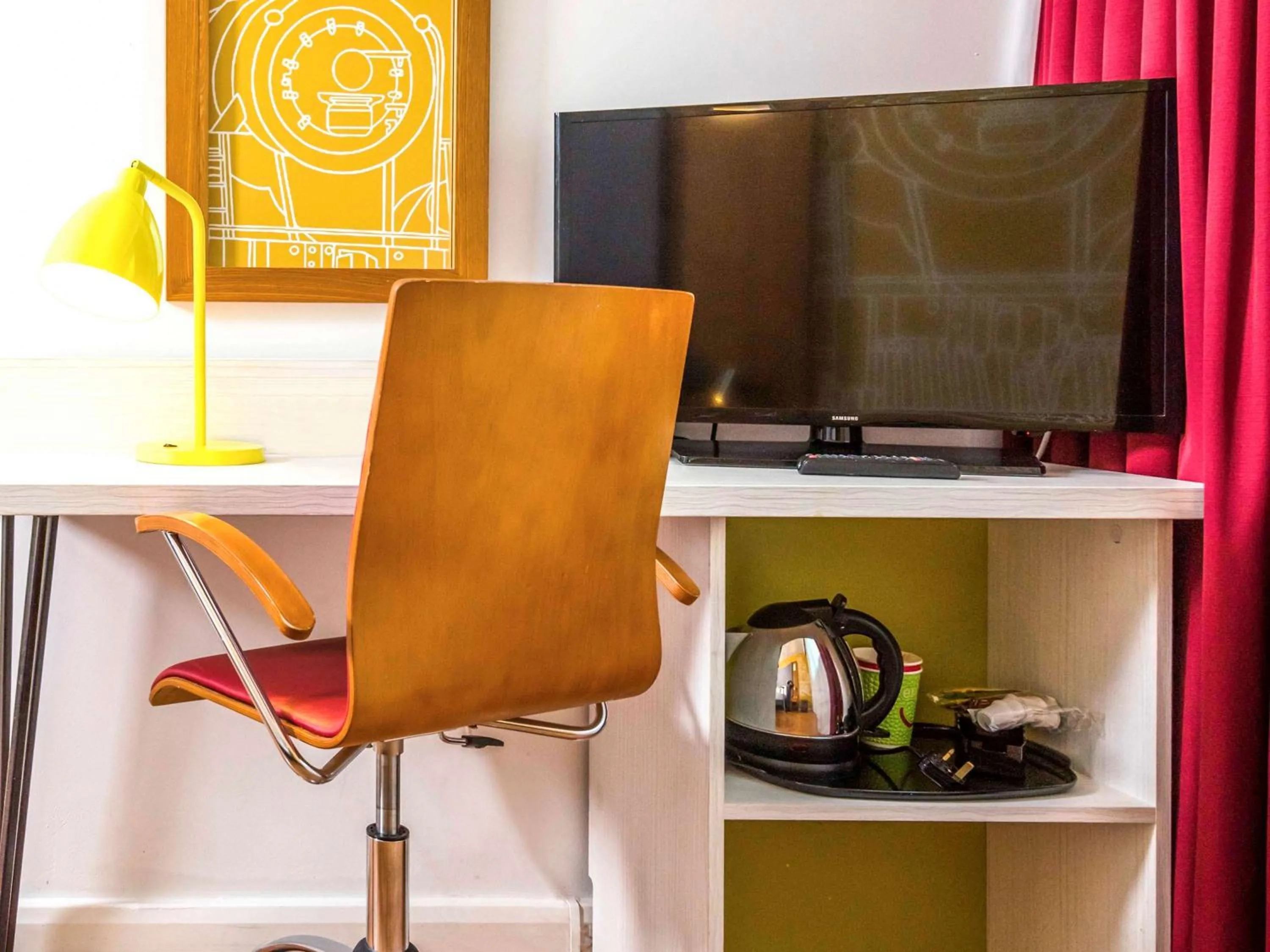 Photo of the whole room in ibis Styles Crewe