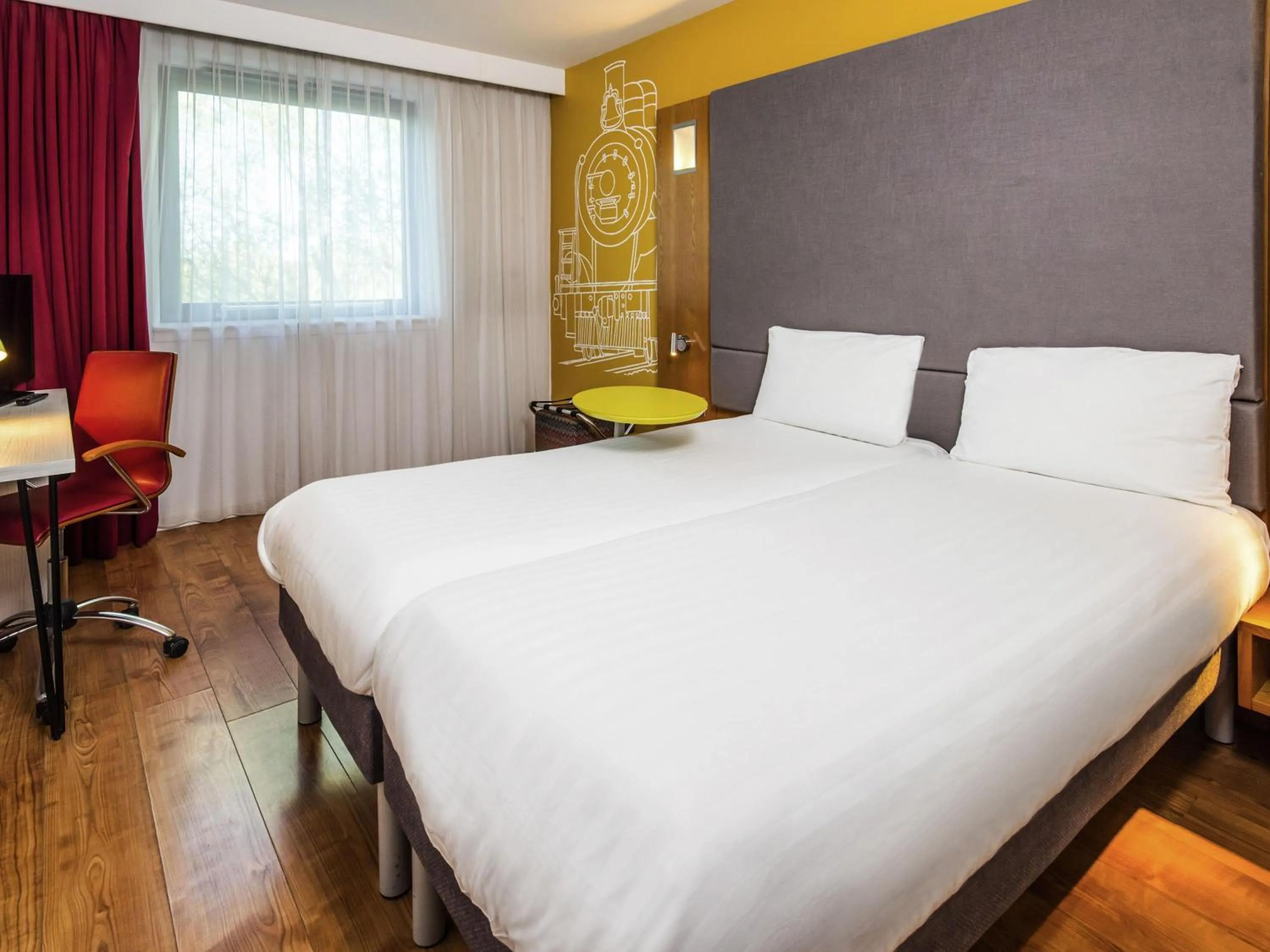 Bedroom, Bed in ibis Styles Crewe