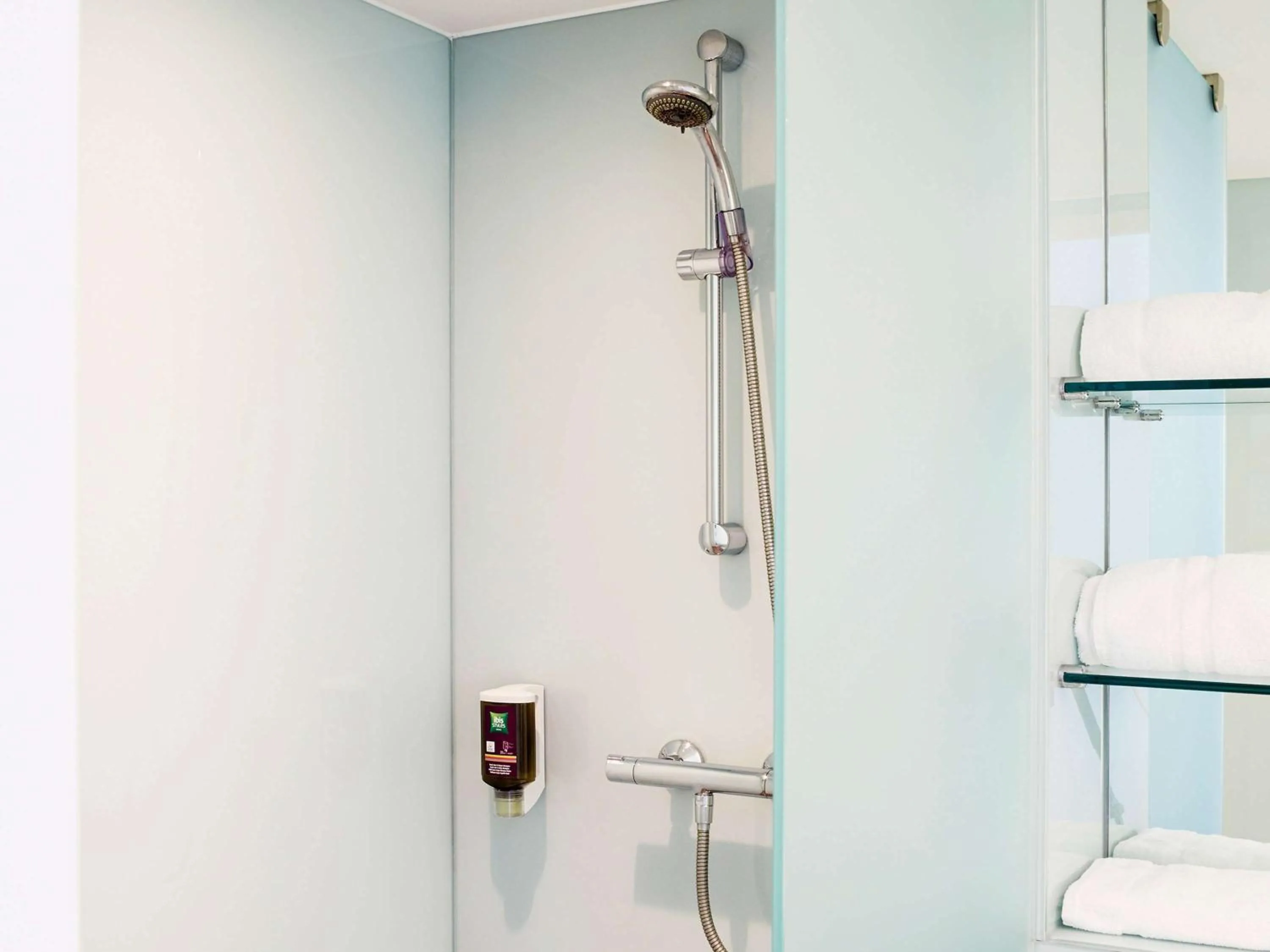 Photo of the whole room in ibis Styles Crewe