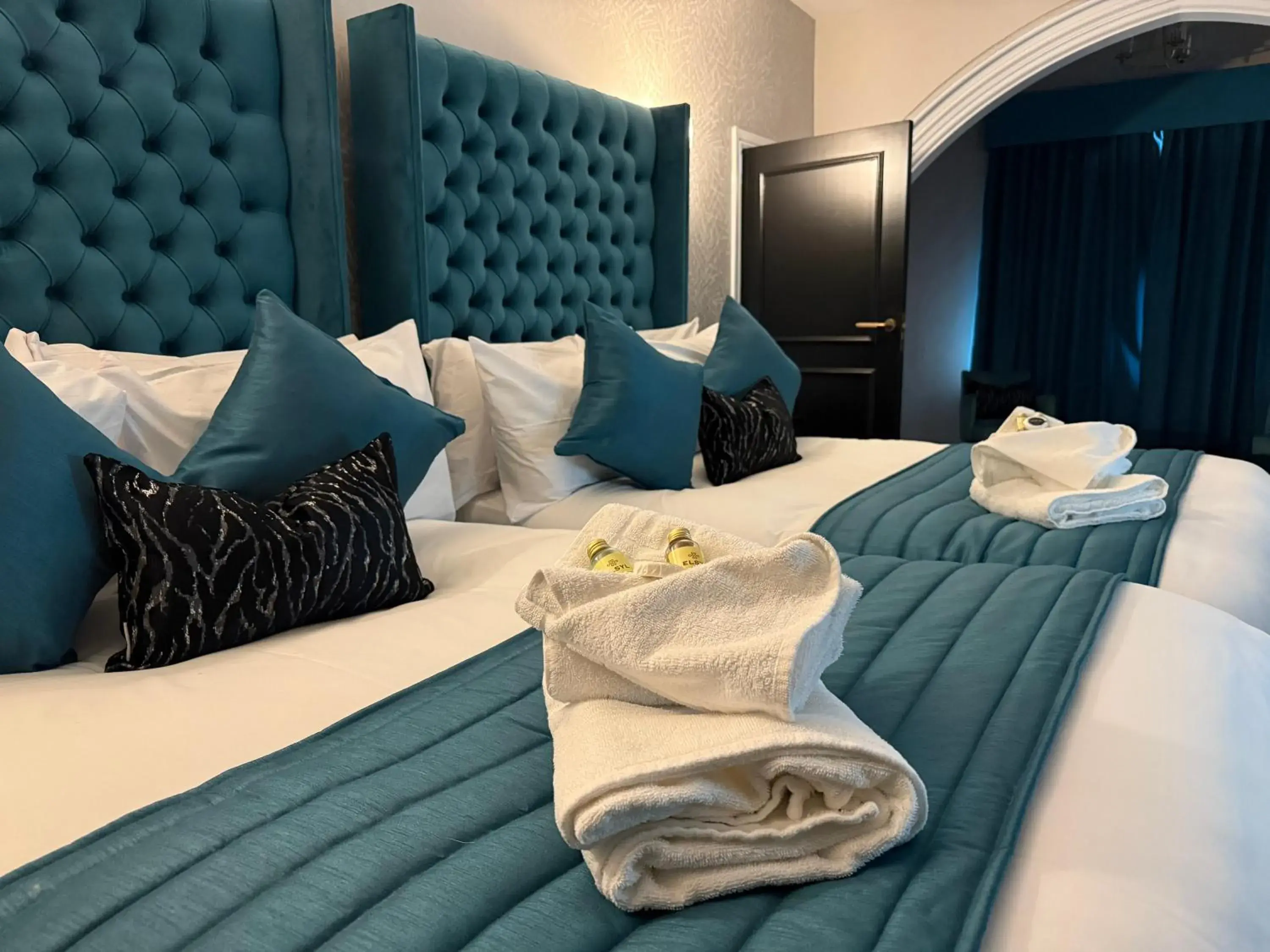 Bed in Lyons Woodlands Hall Bed in Lyons Woodlands Hall