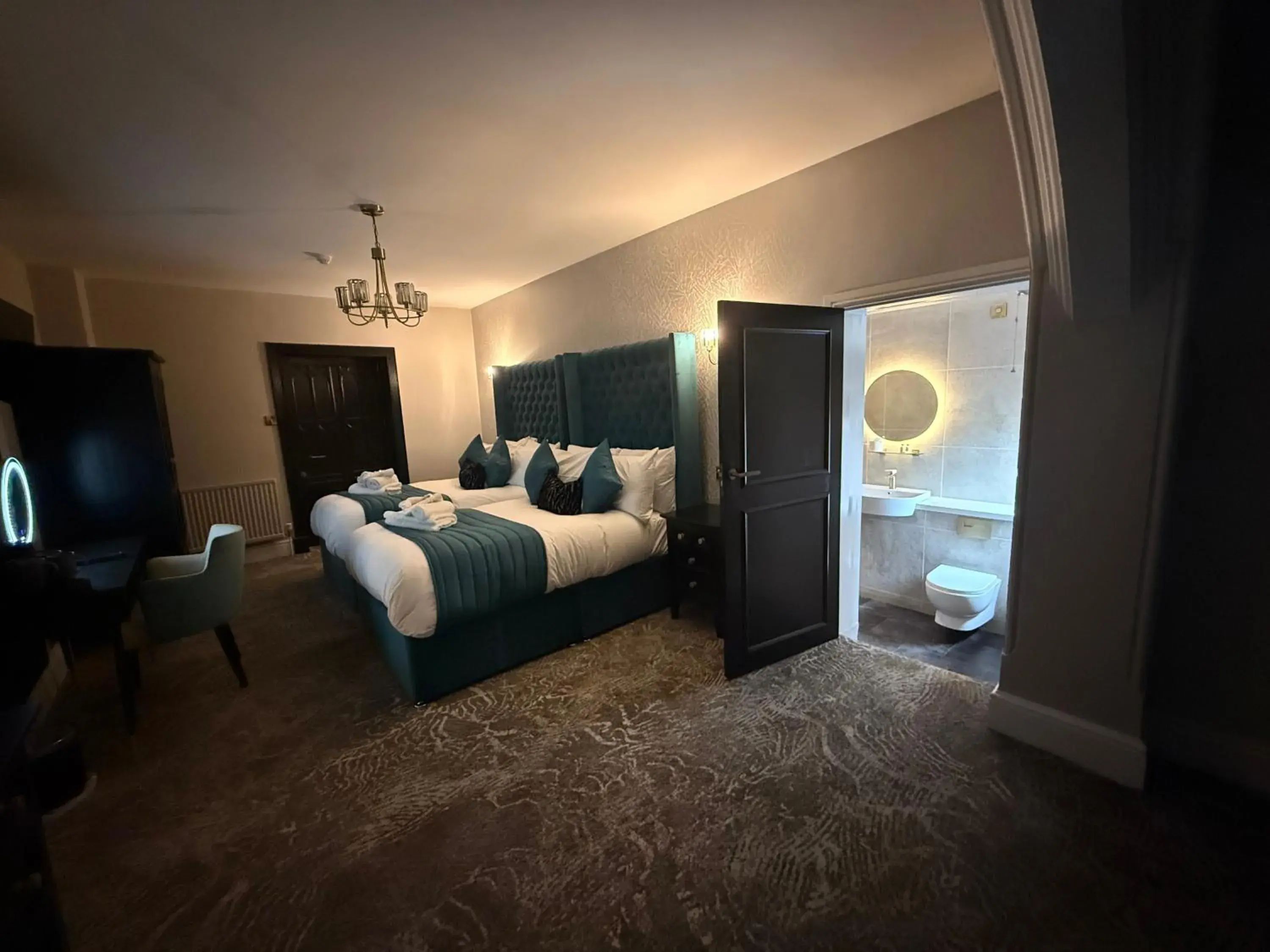 Family Room (2 Adults + 2 Child) in Lyons Woodlands Hall Family Room (2 Adults + 2 Child) in Lyons Woodlands Hall