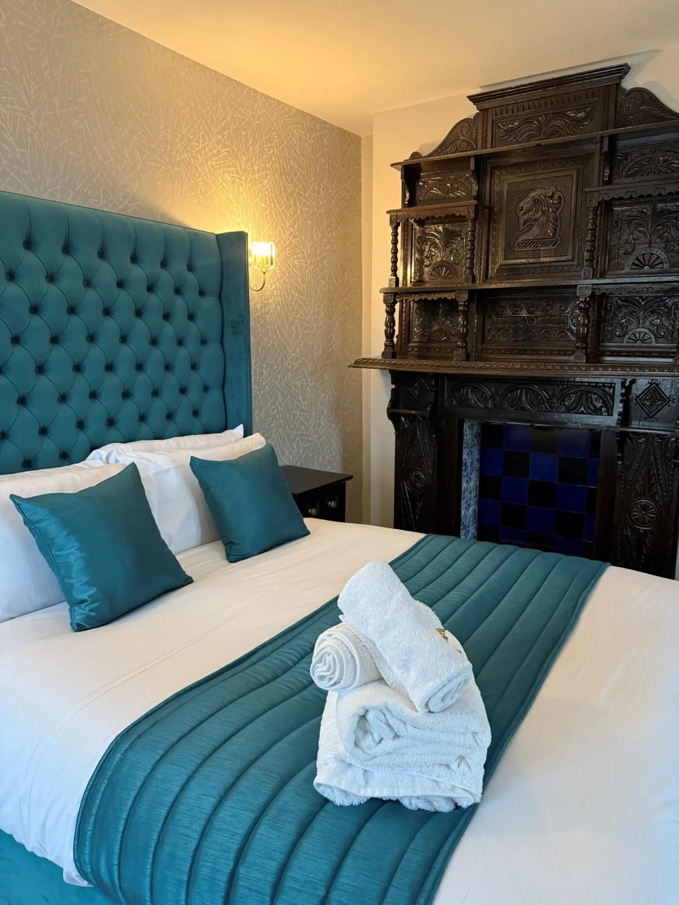 Bed in Lyons Woodlands Hall Bed in Lyons Woodlands Hall