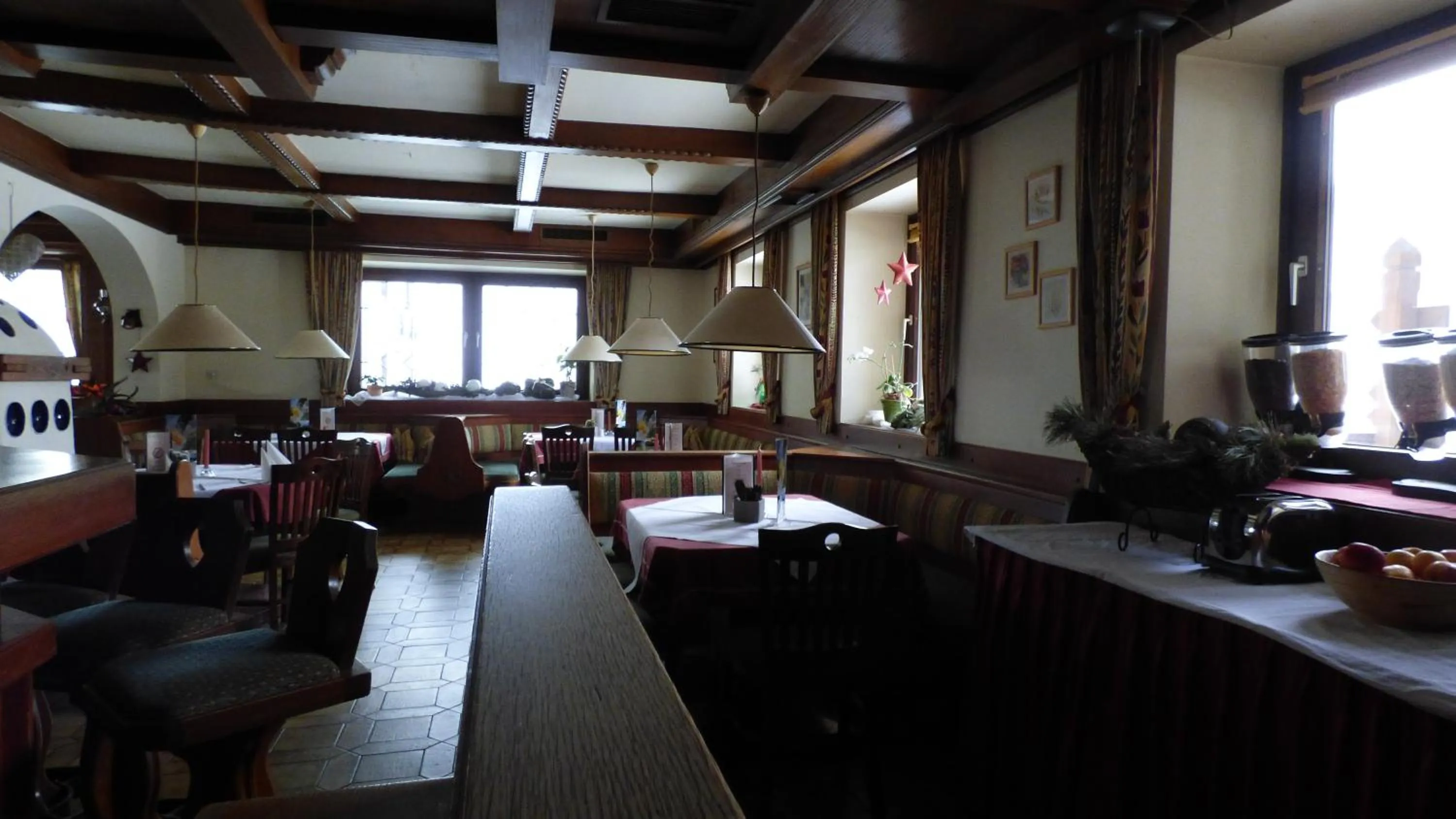 Restaurant/places to eat in Hotel Dorfgasthof Schlösslstube