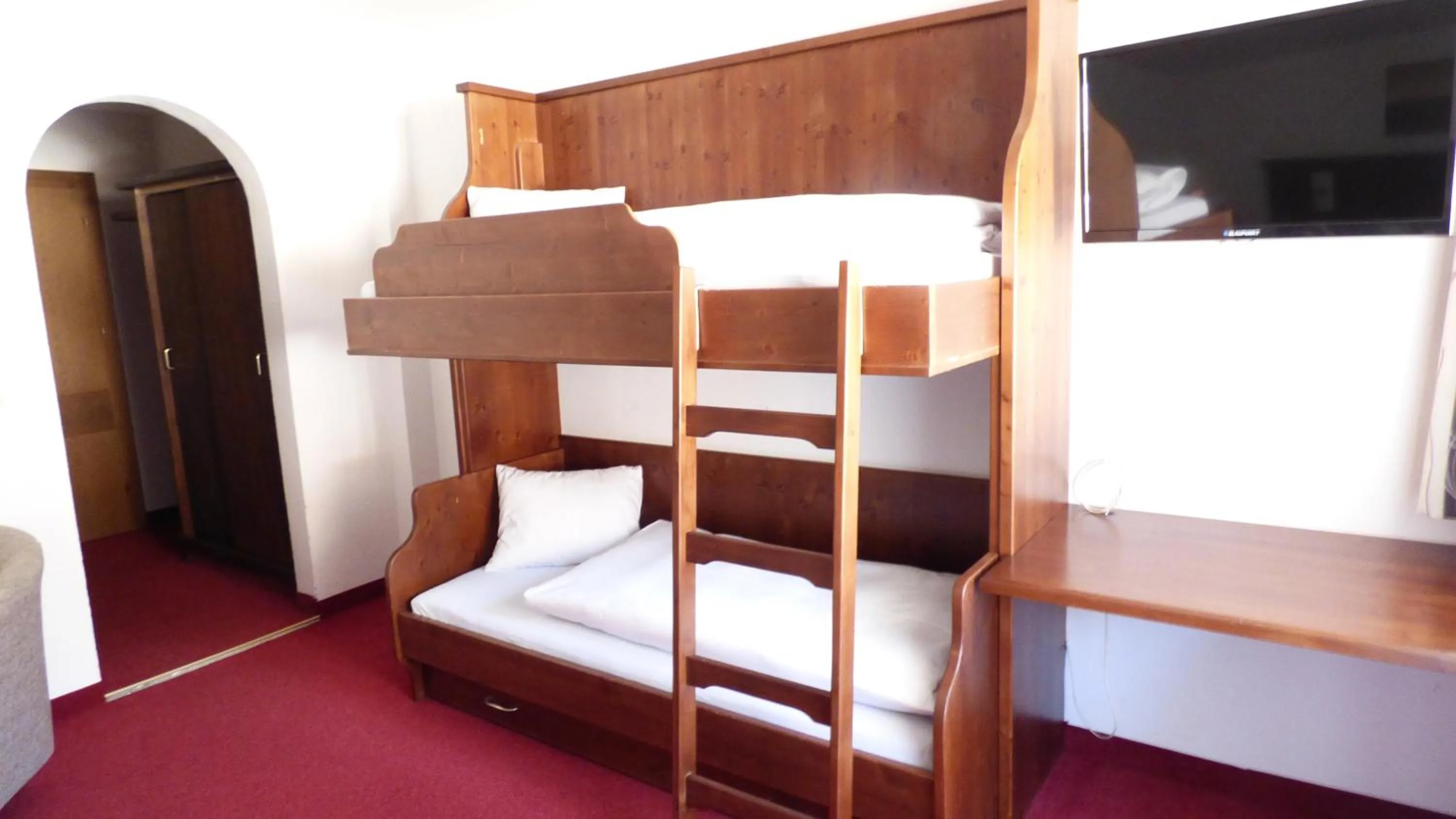 bunk bed, Bed in Hotel Dorfgasthof Schlösslstube