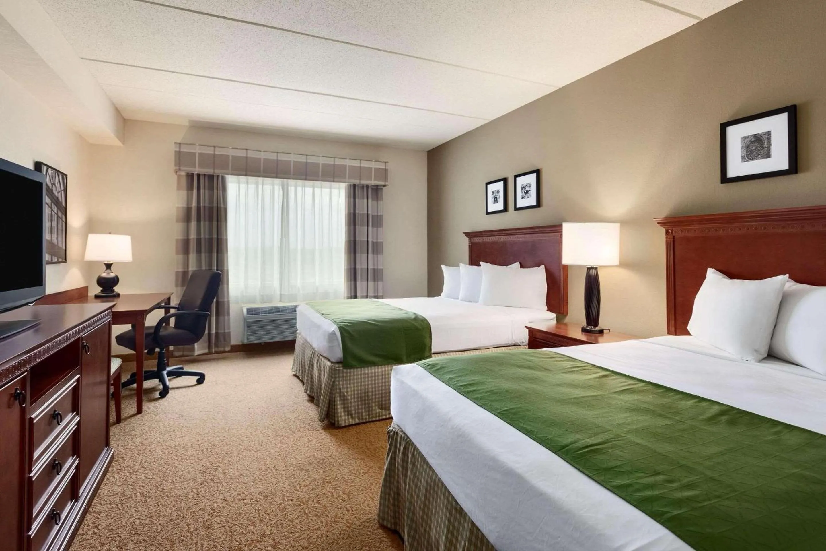 Bedroom, Bed in Country Inn & Suites by Radisson, Buffalo South I-90, NY