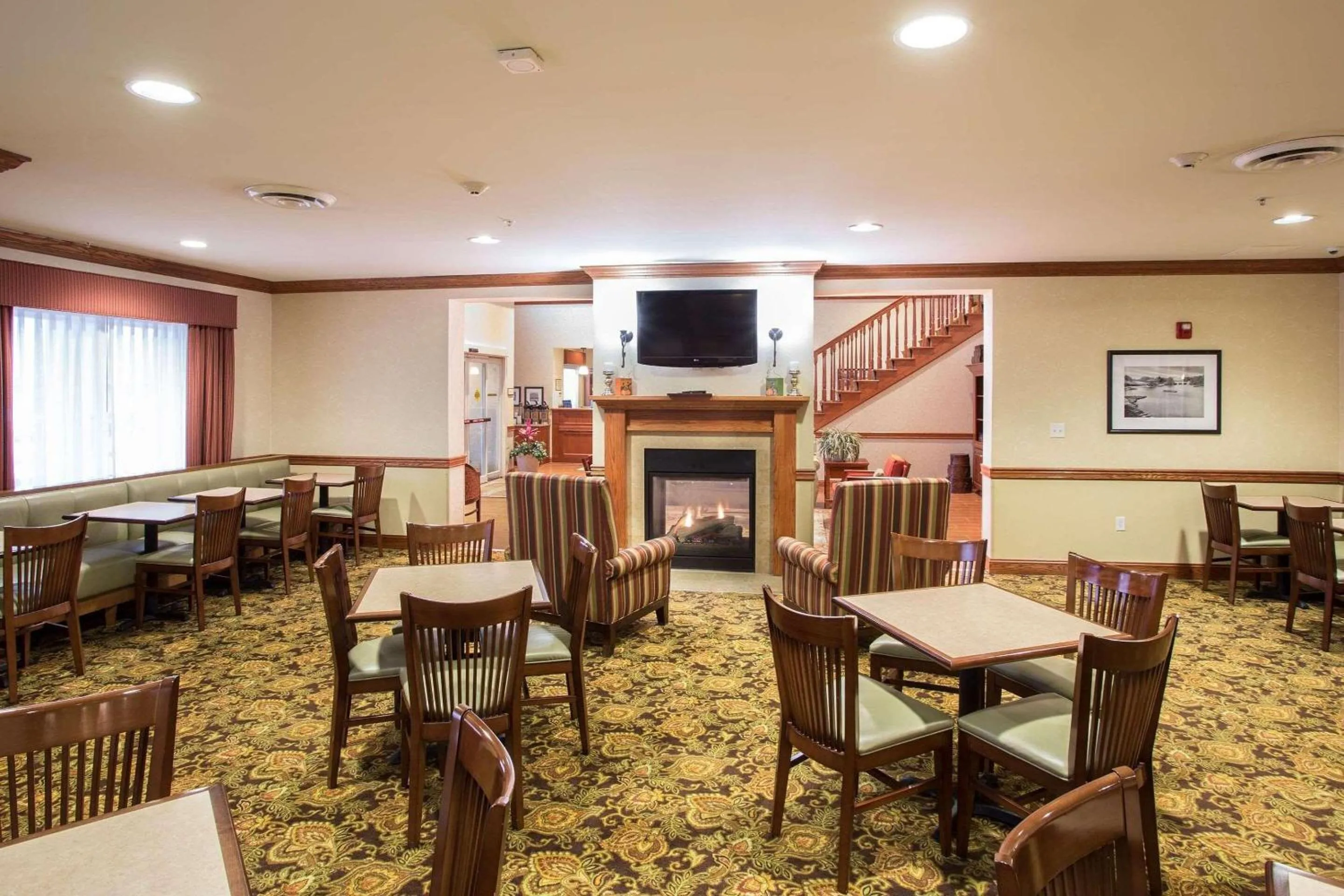 Breakfast in Country Inn & Suites by Radisson, Buffalo South I-90, NY
