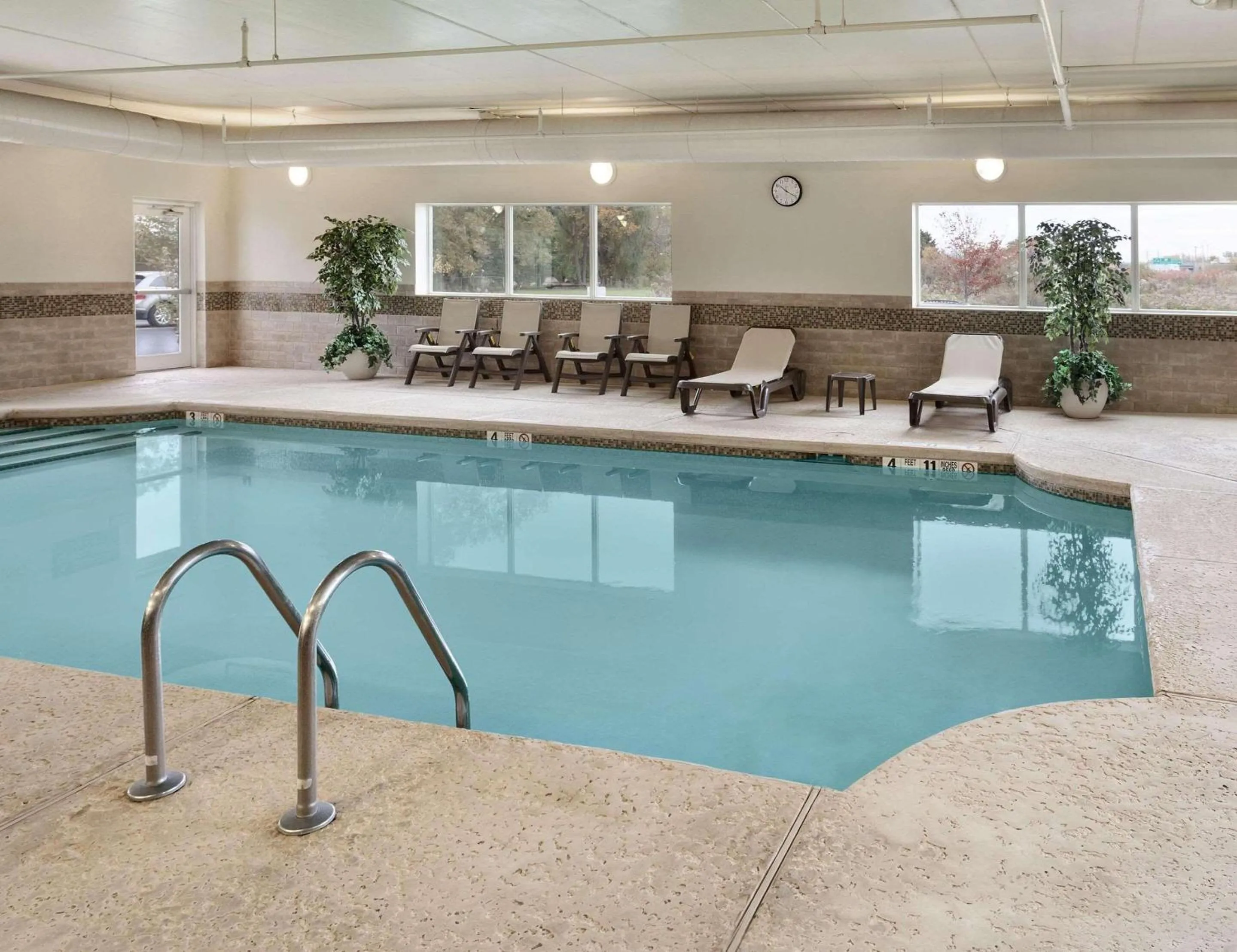 Swimming pool in Country Inn & Suites by Radisson, Buffalo South I-90, NY