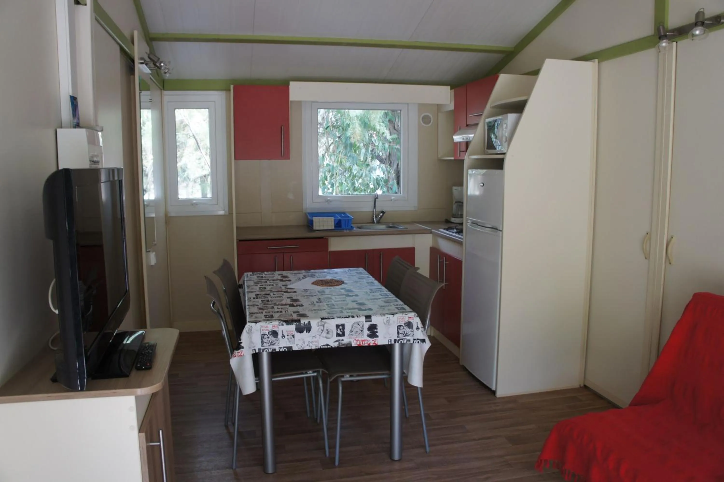 Kitchen or kitchenette in Camping La Pinède