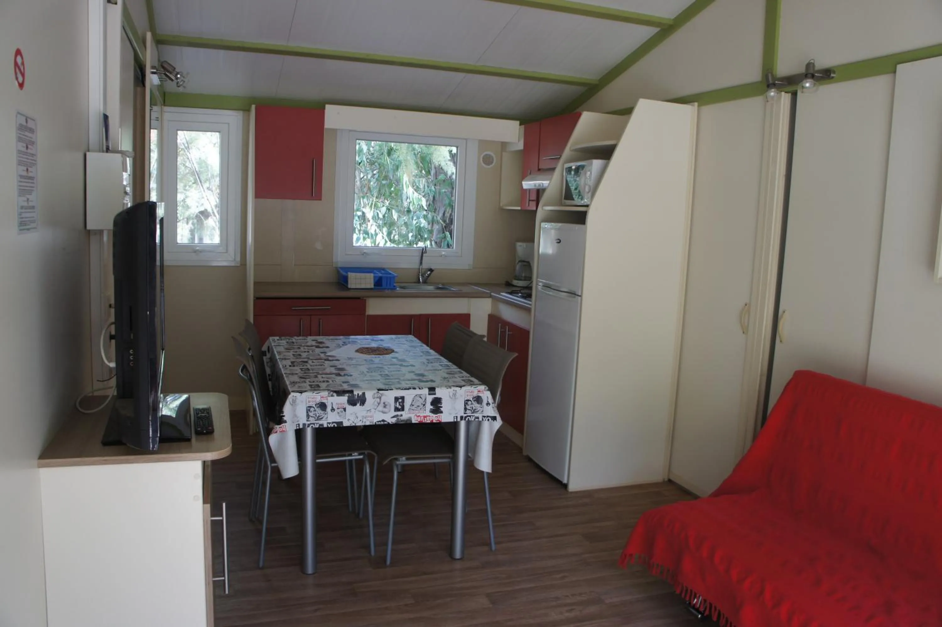 Photo of the whole room in Camping La Pinède