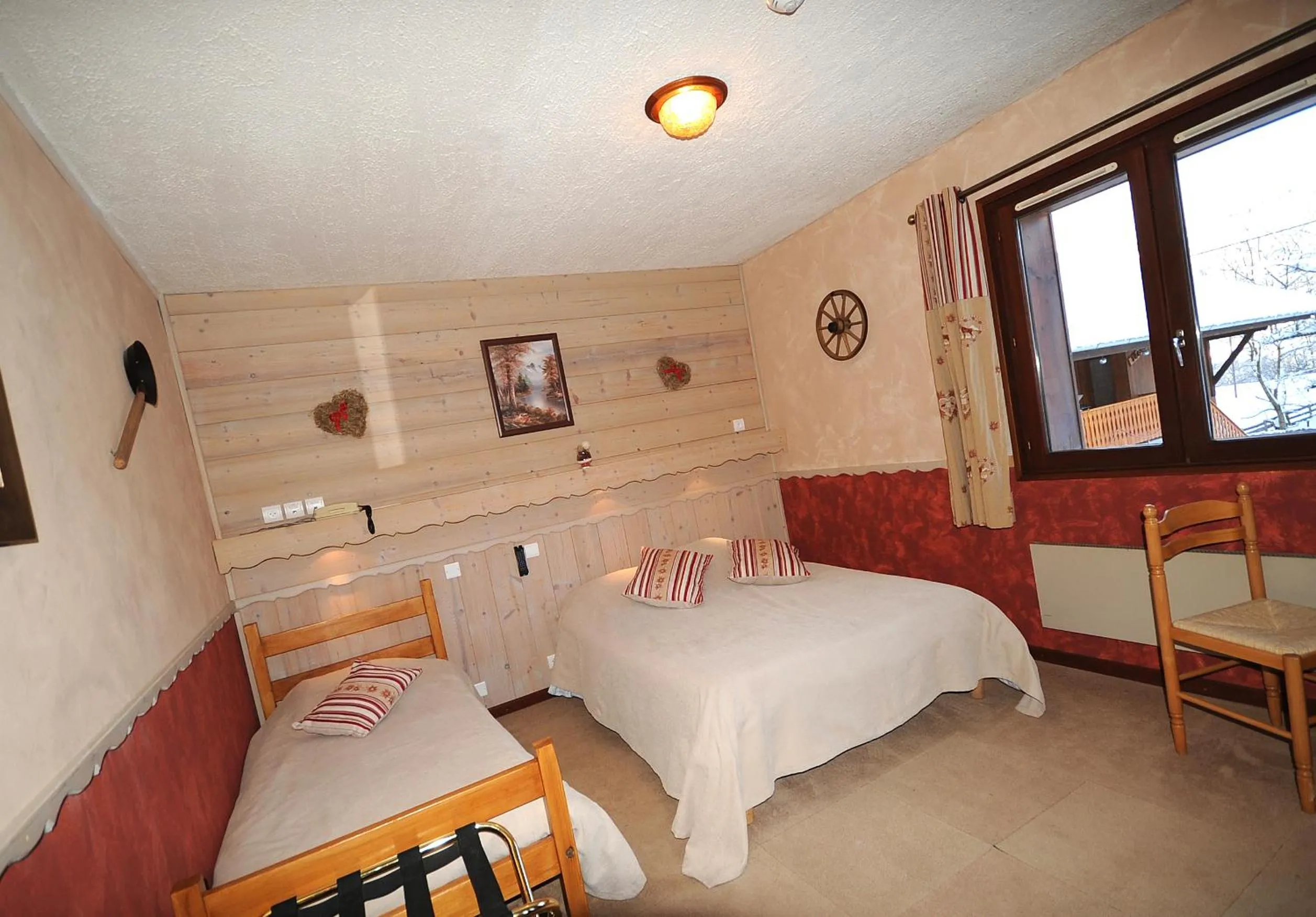 Photo of the whole room, Bed in La Boule de Neige