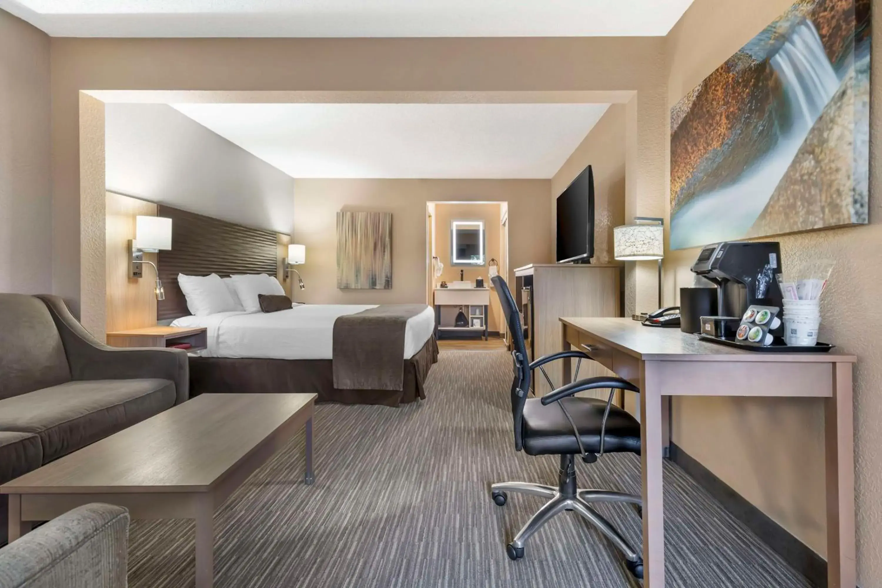 Bed in Best Western Plus Landing View Inn & Suites Bed in Best Western Plus Landing View Inn & Suites