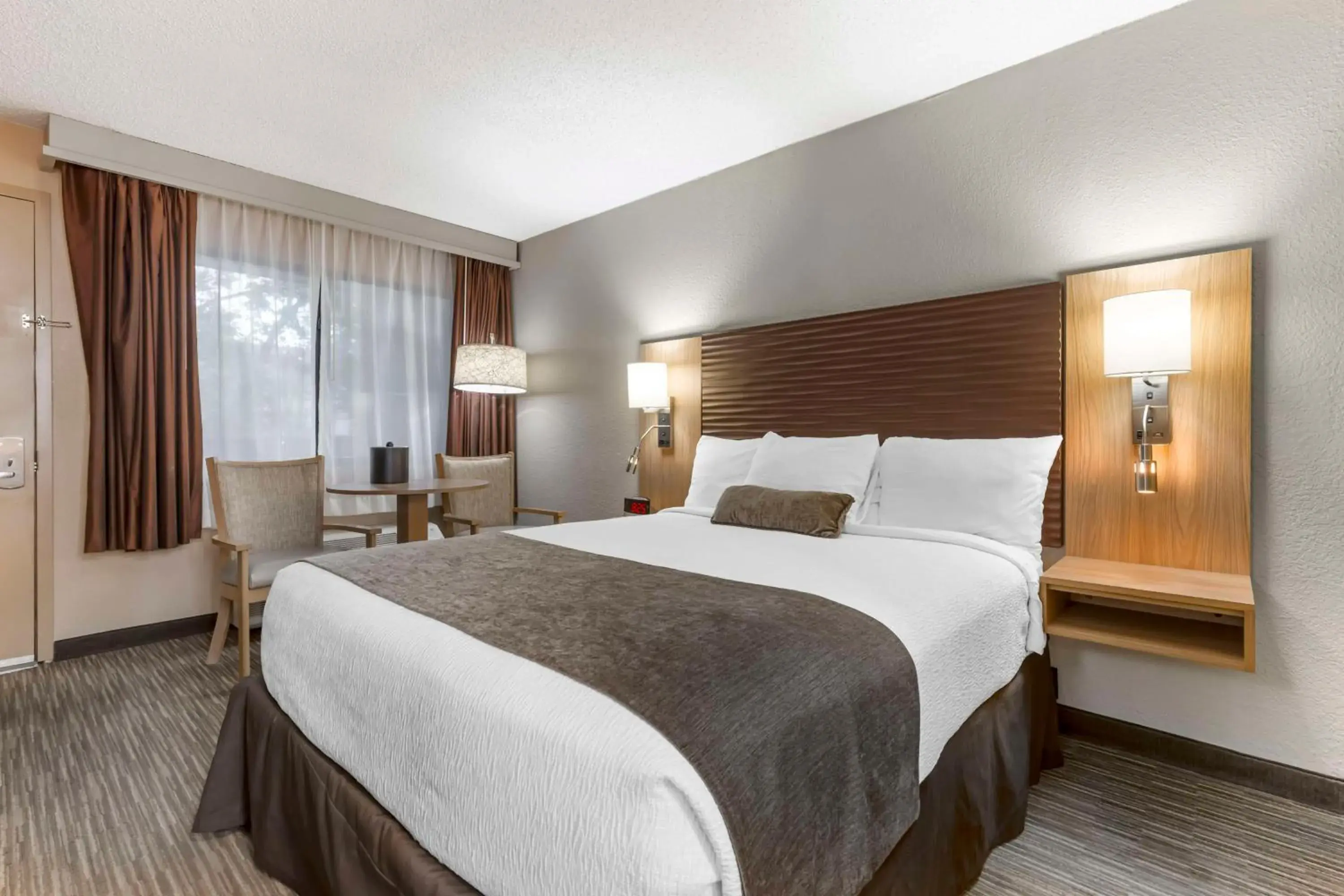 Bed in Best Western Plus Landing View Inn & Suites Bed in Best Western Plus Landing View Inn & Suites