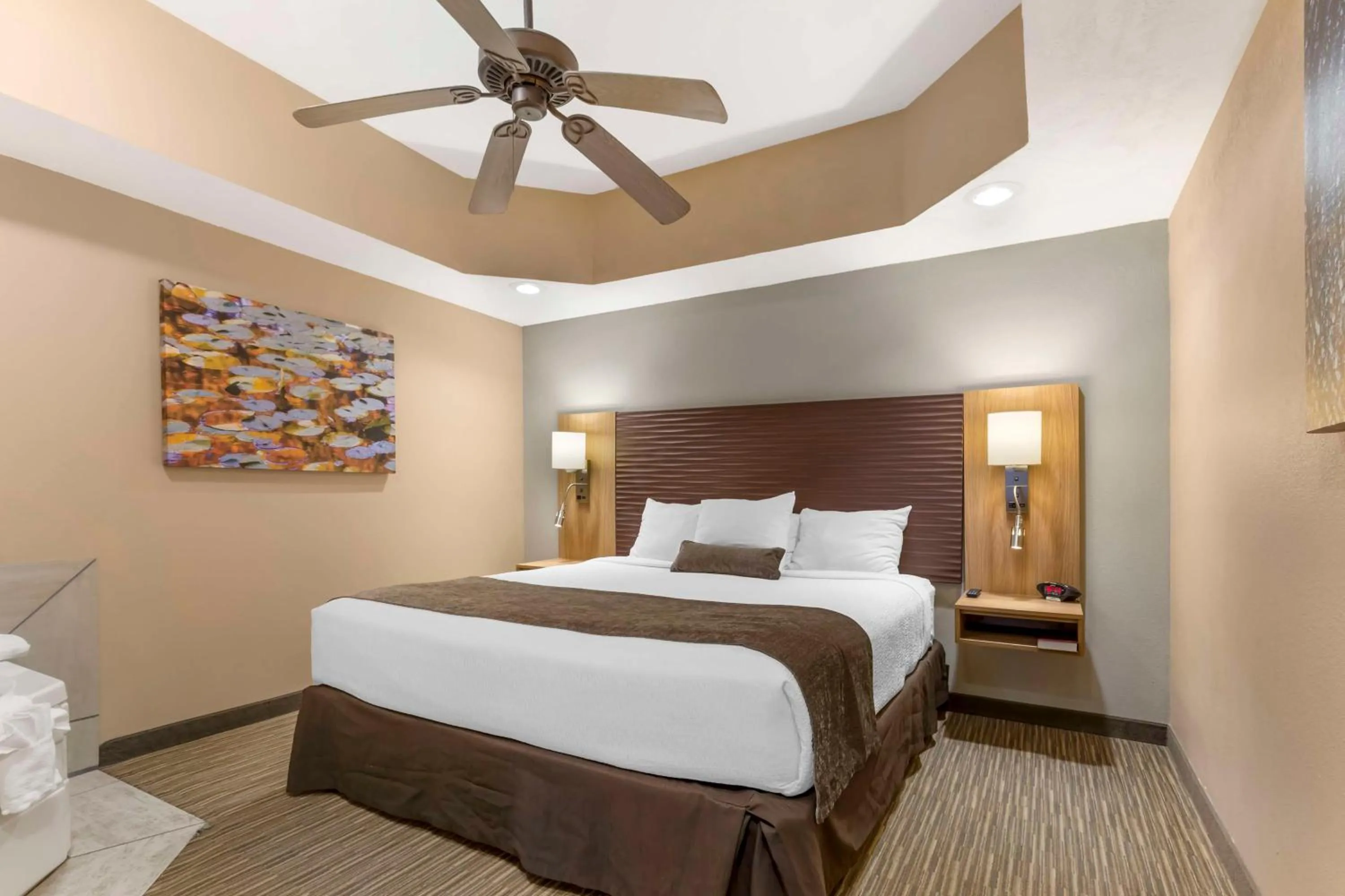 Bedroom, Bed in Best Western Plus Landing View Inn & Suites