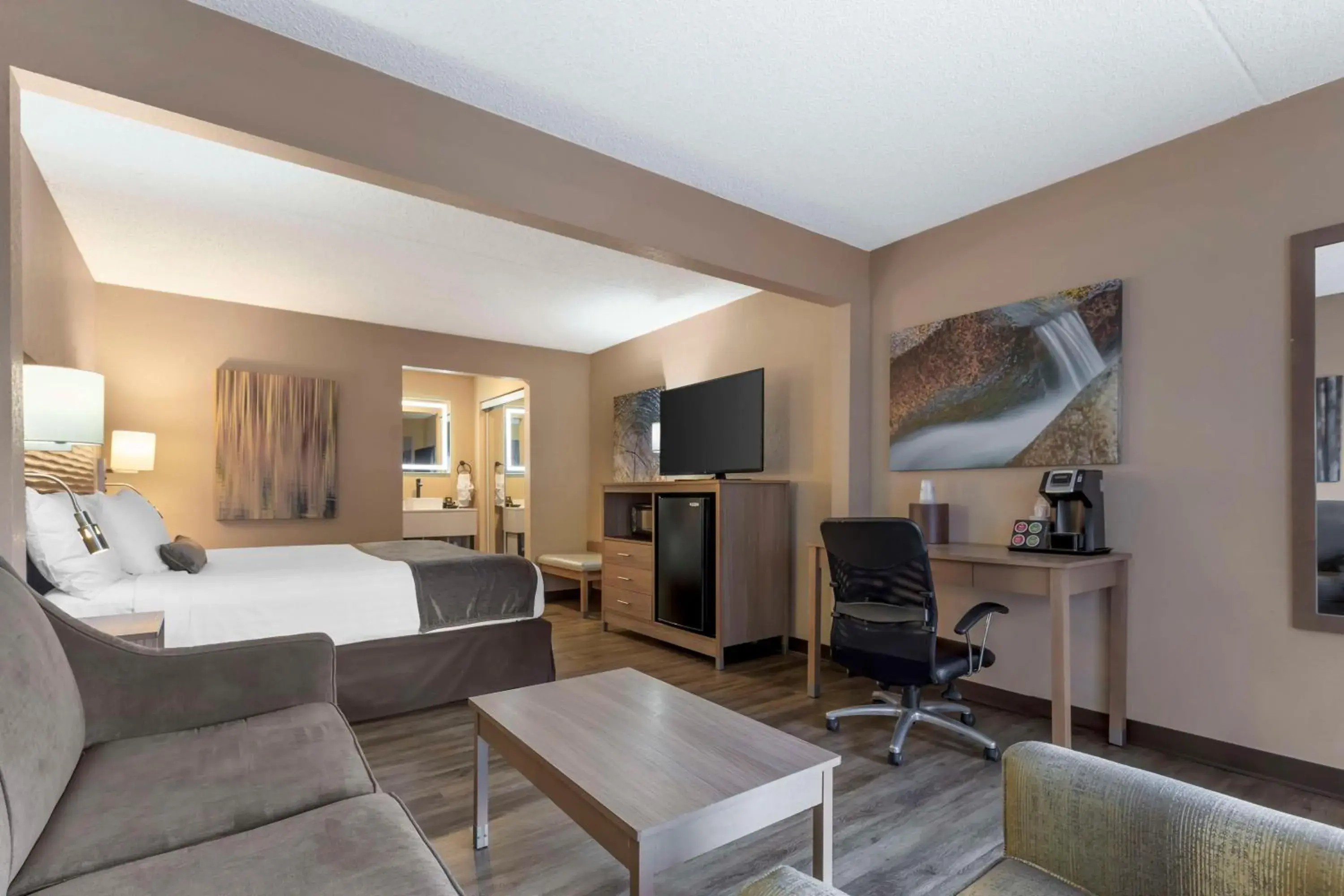 Bedroom, Bed in Best Western Plus Landing View Inn & Suites Bedroom, Bed in Best Western Plus Landing View Inn & Suites