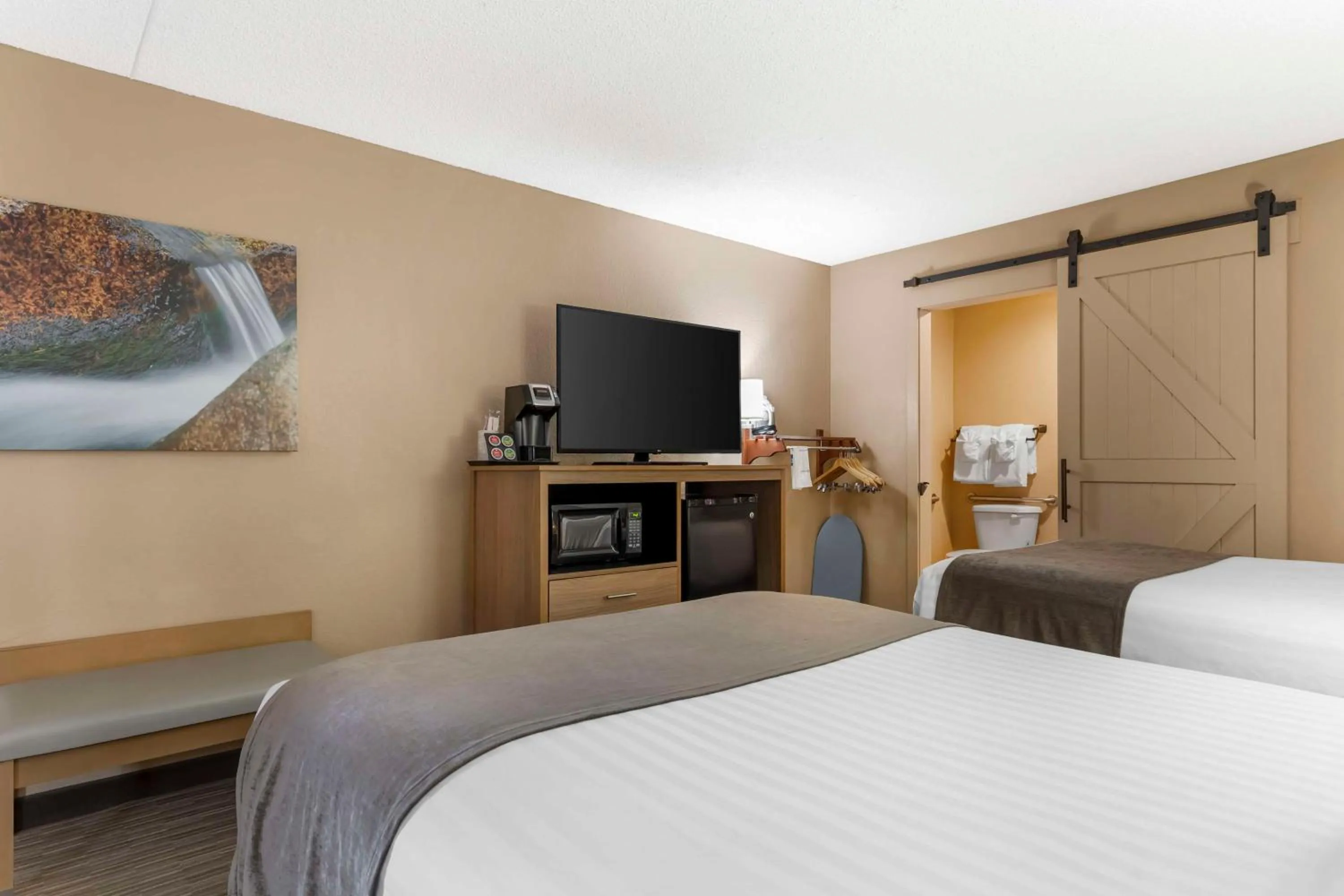 Bedroom, Bed in Best Western Plus Landing View Inn & Suites