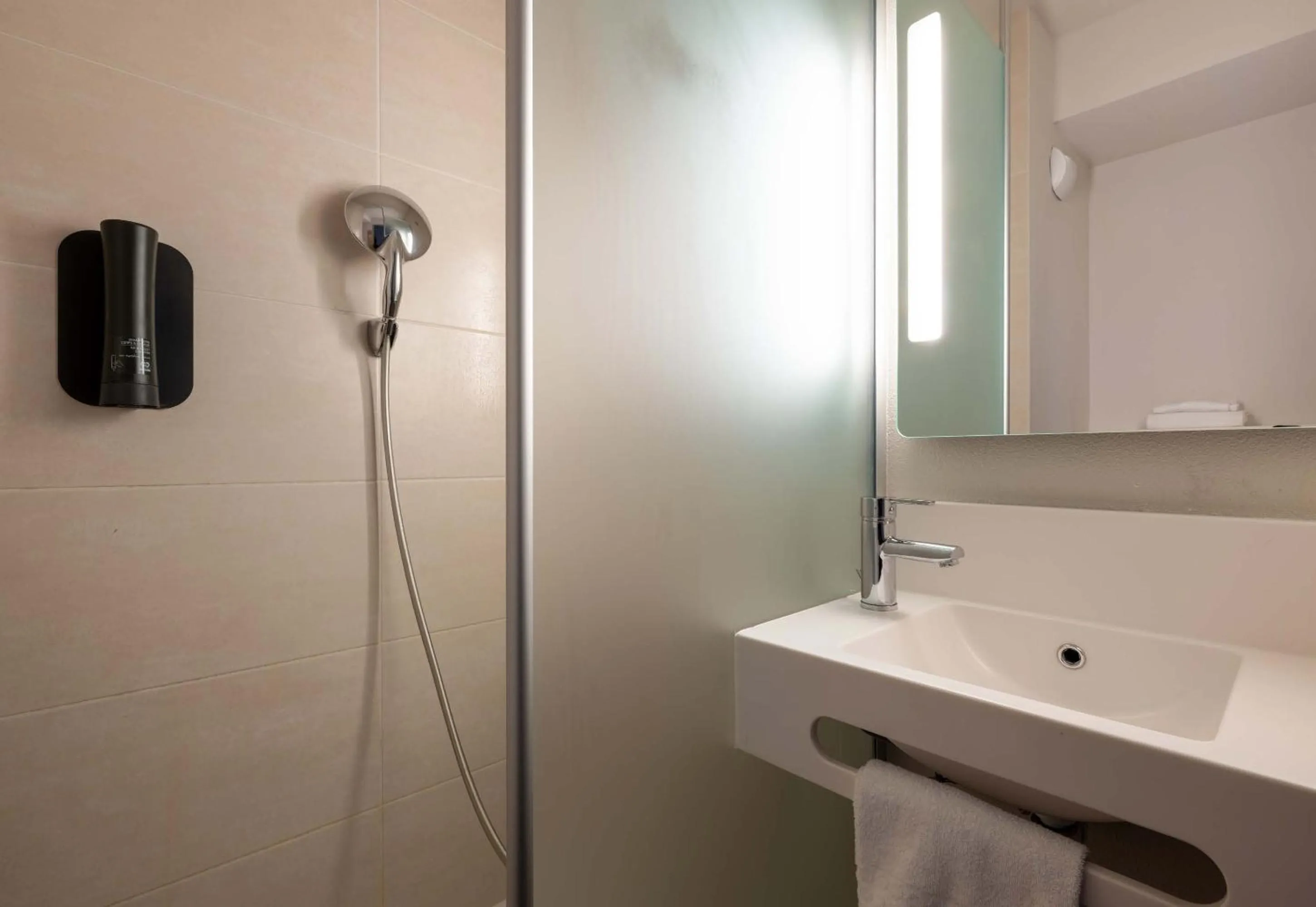 Bathroom in B&B HOTEL ANNEMASSE Saint-Cergues