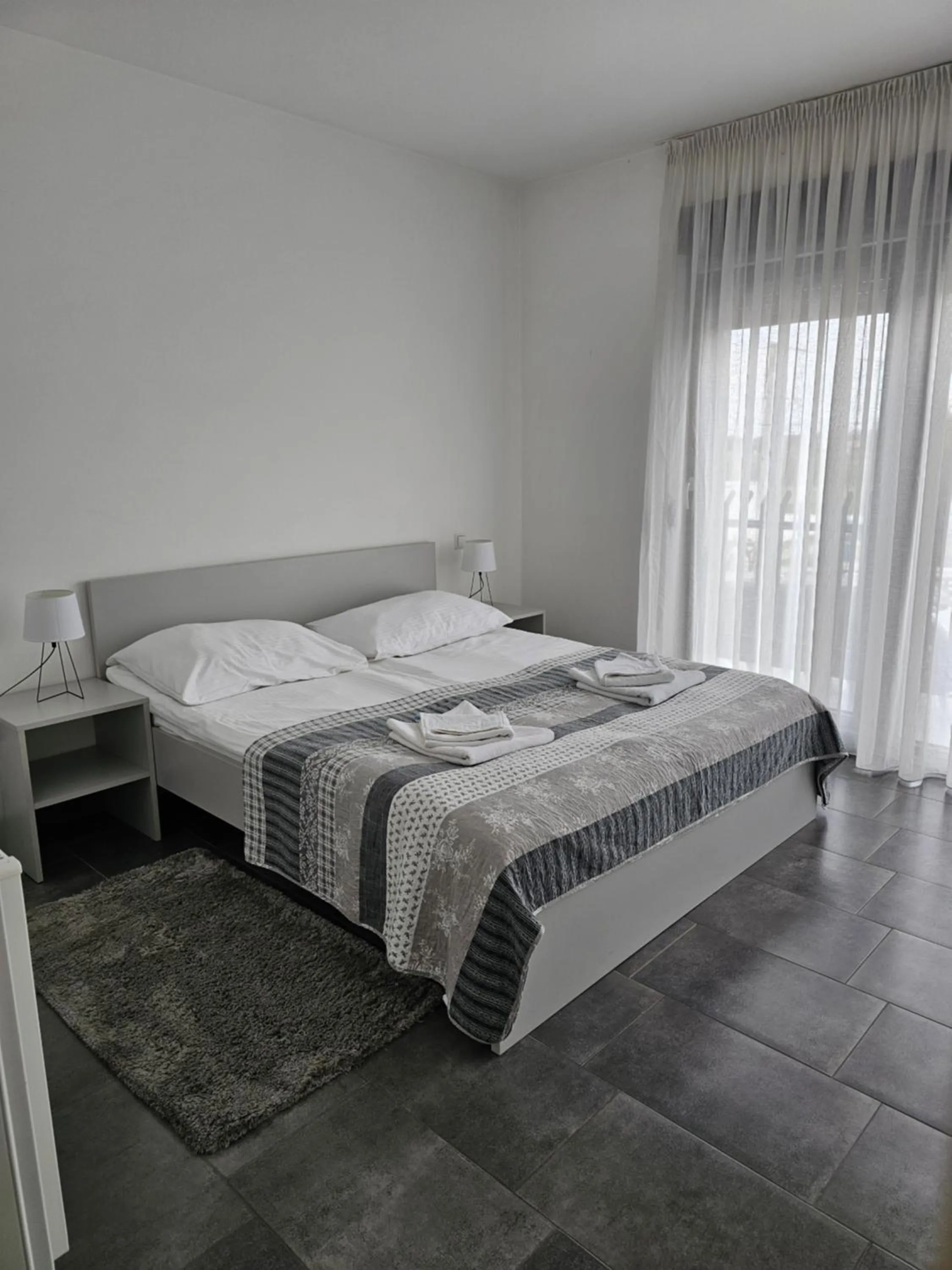 Balcony/Terrace, Bed in Filipovic rent a car & apartments