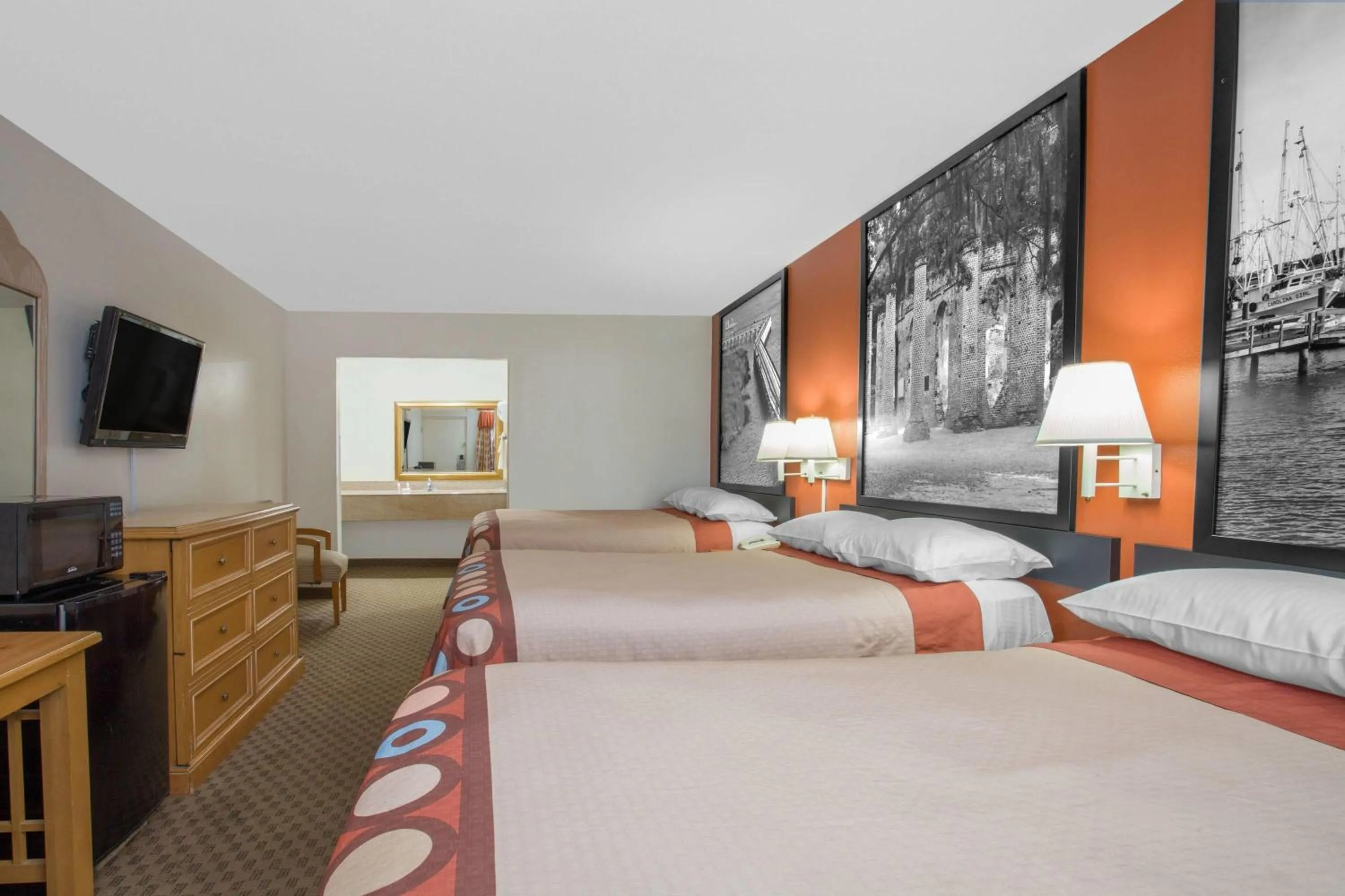 Photo of the whole room, Bed in Super 8 by Wyndham Port Royal/Beaufort