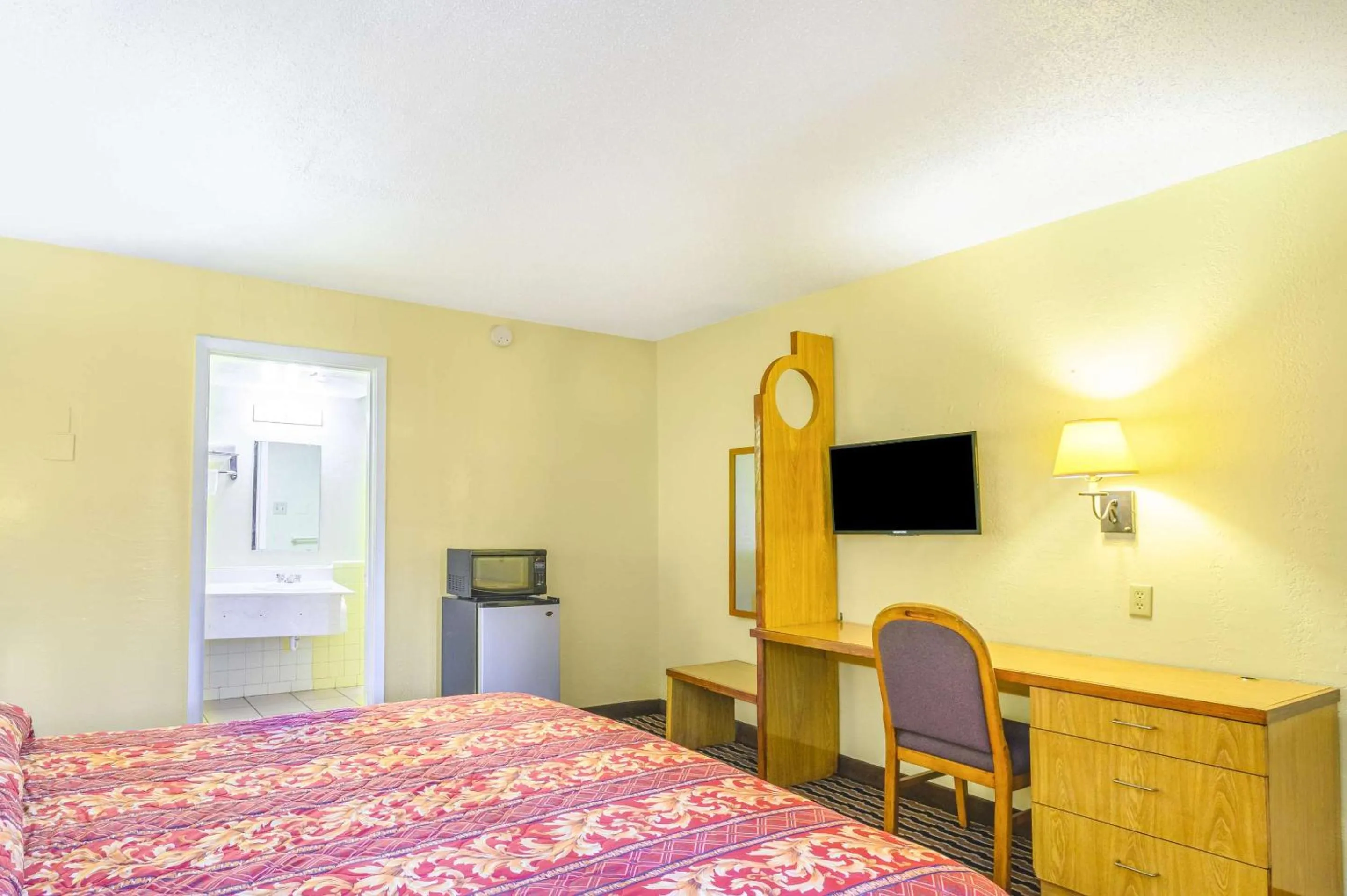 Bedroom, Bed in Rodeway Inn