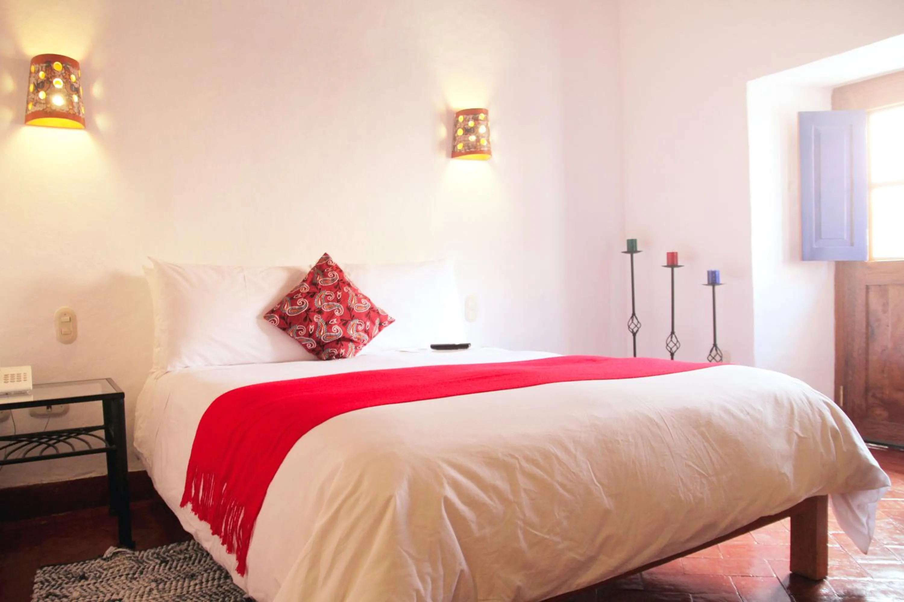 Photo of the whole room, Bed in Rumi Wasi