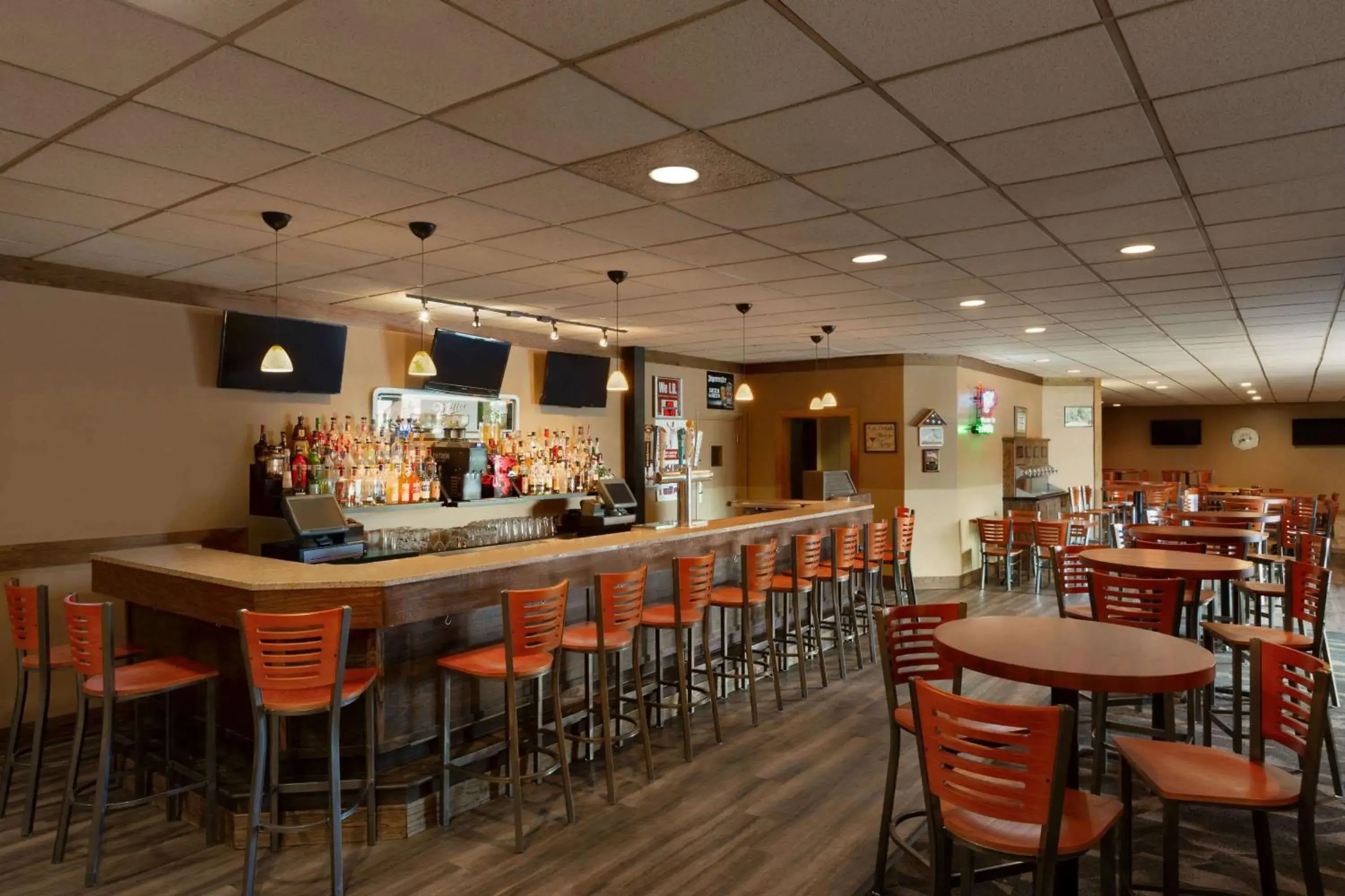 Lounge or bar in Ramada by Wyndham Fargo Lounge or bar in Ramada by Wyndham Fargo