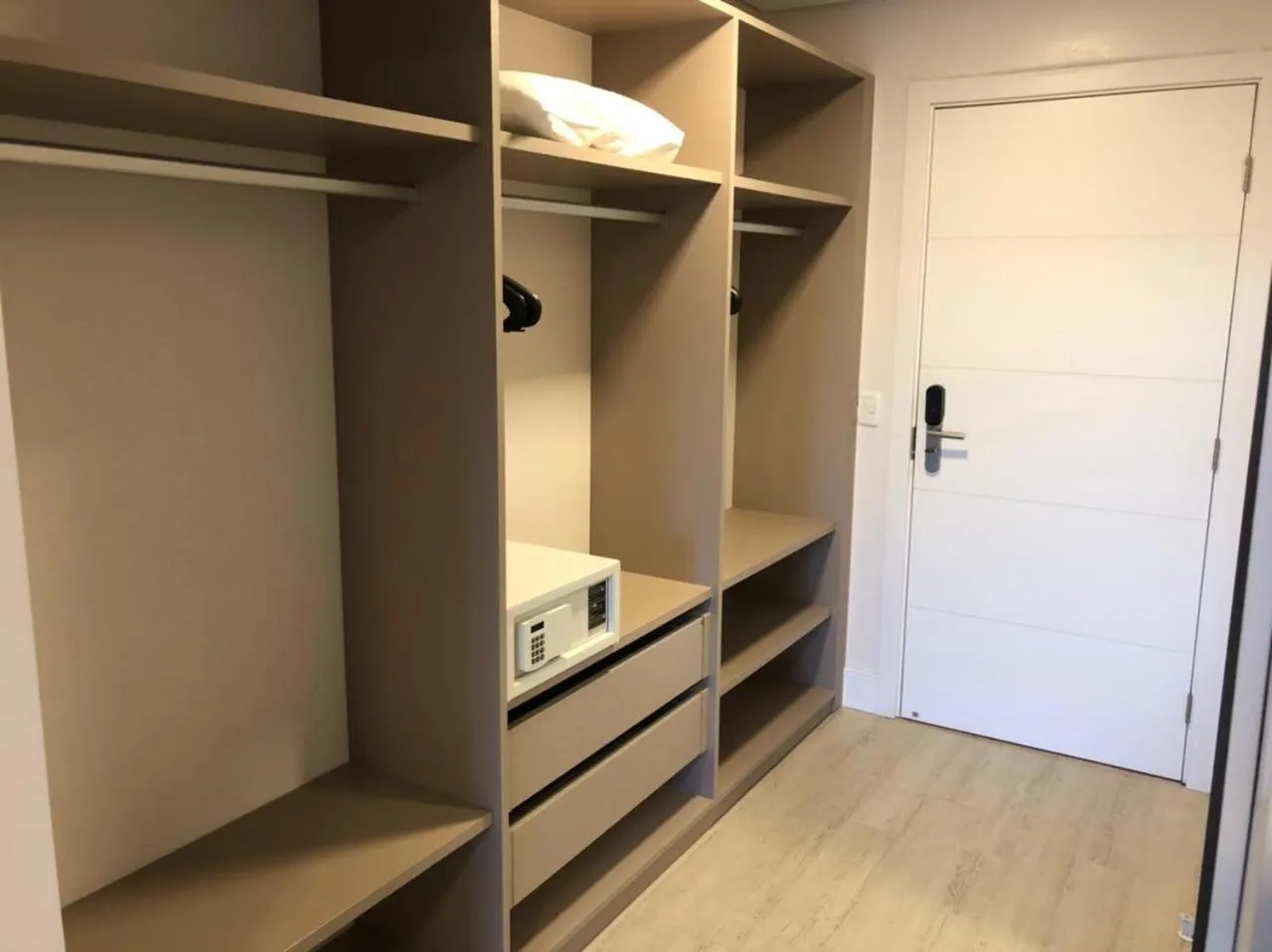 wardrobe in Letto Hotel Flores da Cunha