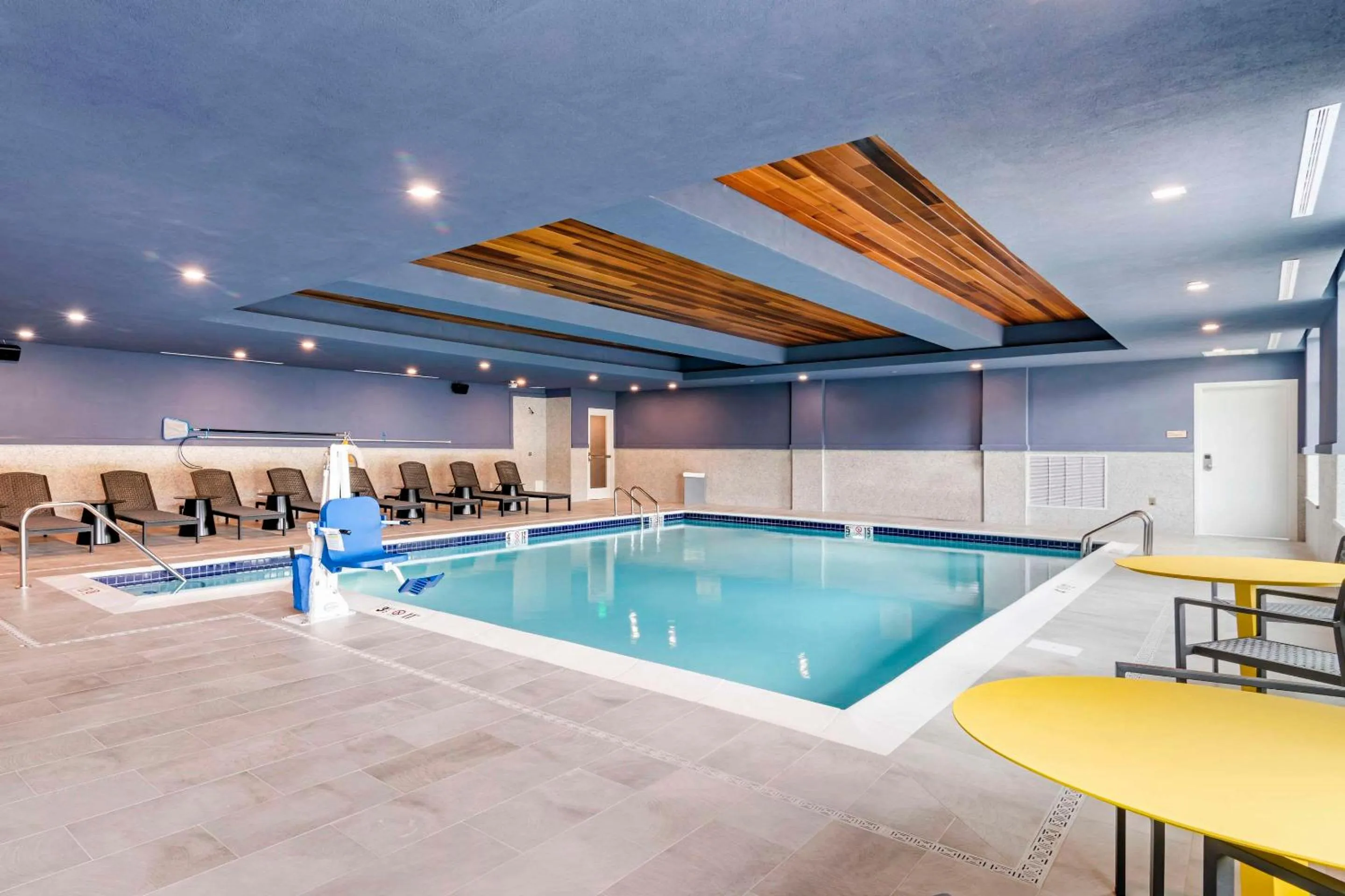 Swimming pool in Cambria Hotel North Conway