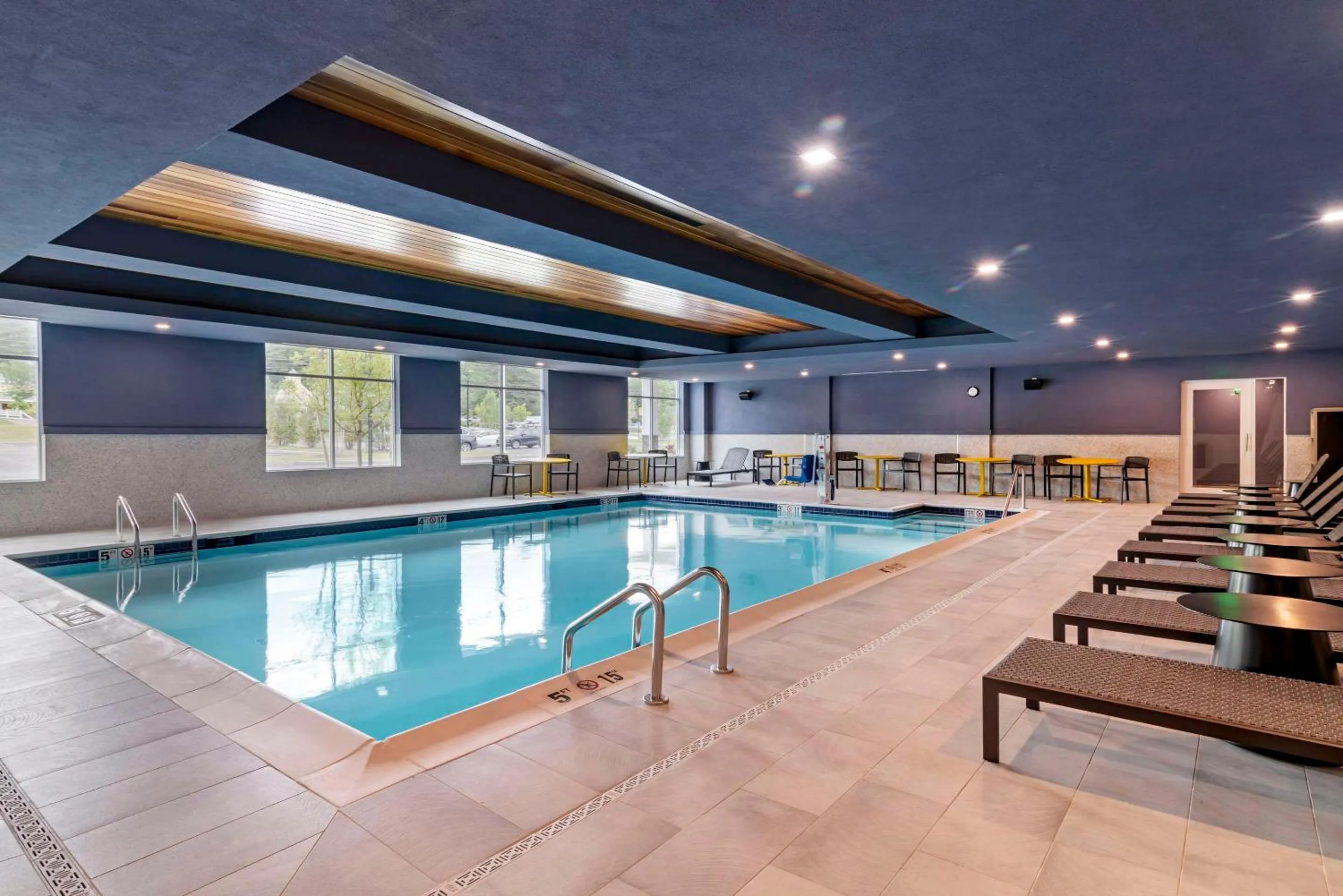 Swimming pool in Cambria Hotel North Conway