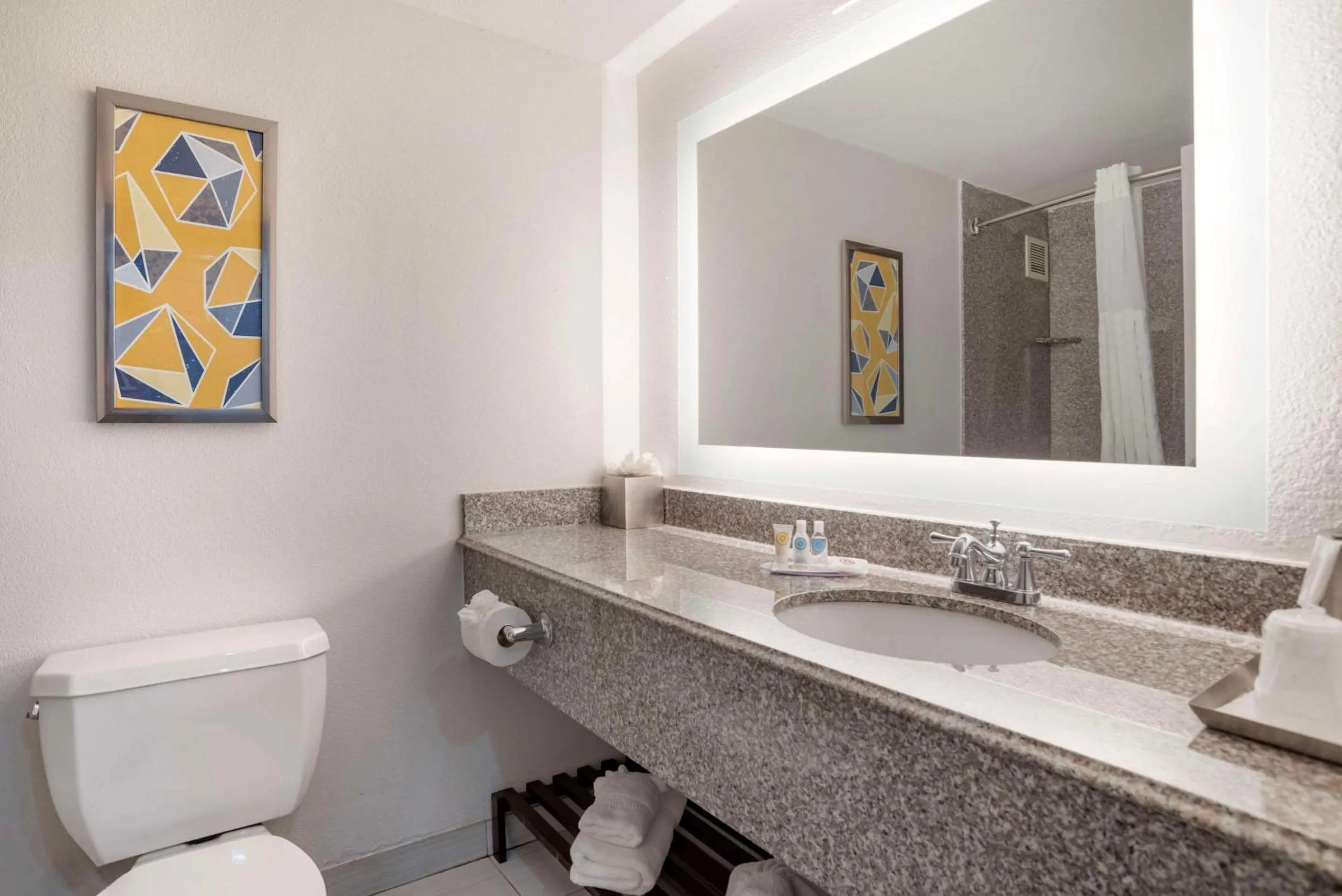 Bedroom in Comfort Inn & Suites New Orleans Airport North