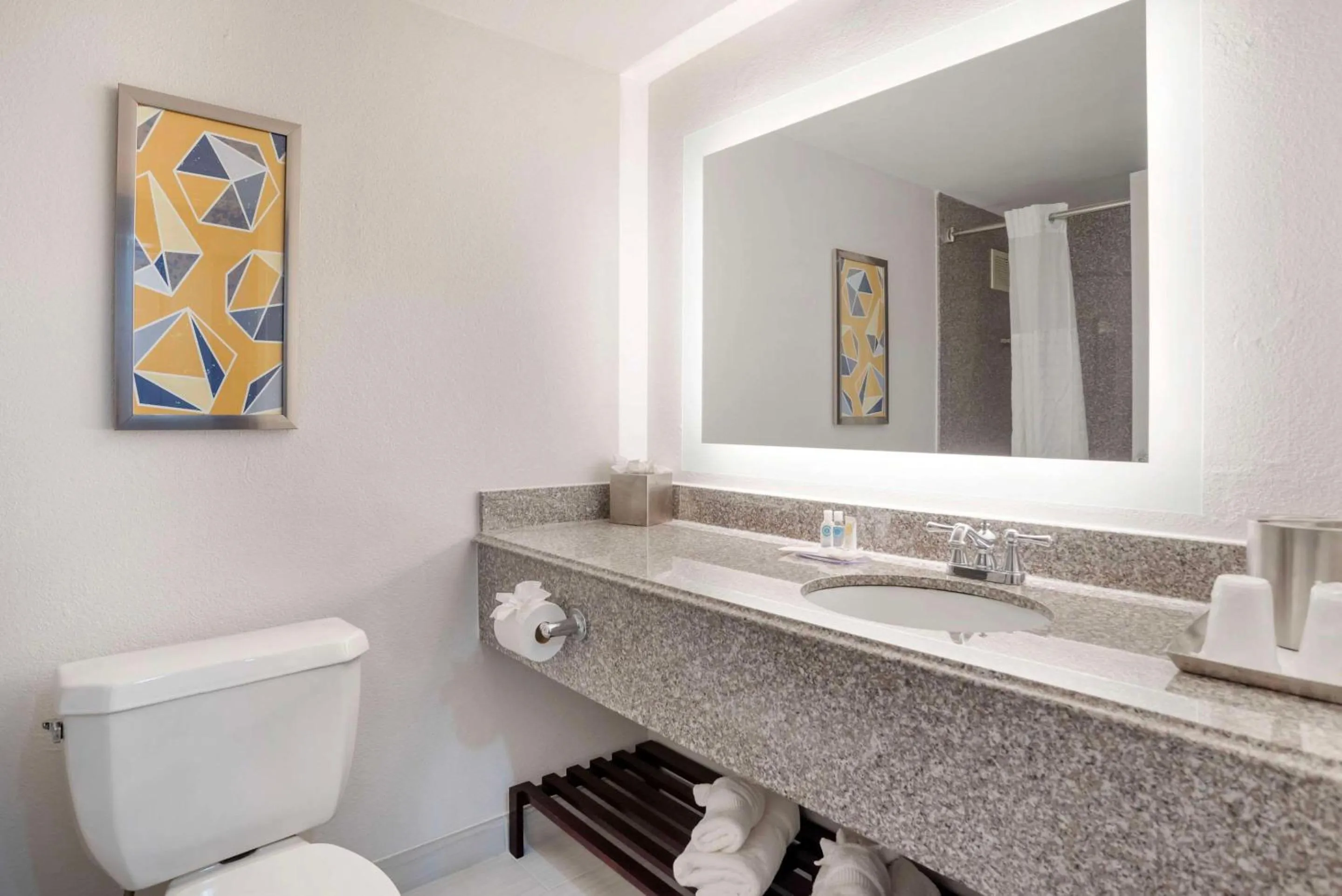 Bedroom in Comfort Inn & Suites New Orleans Airport North