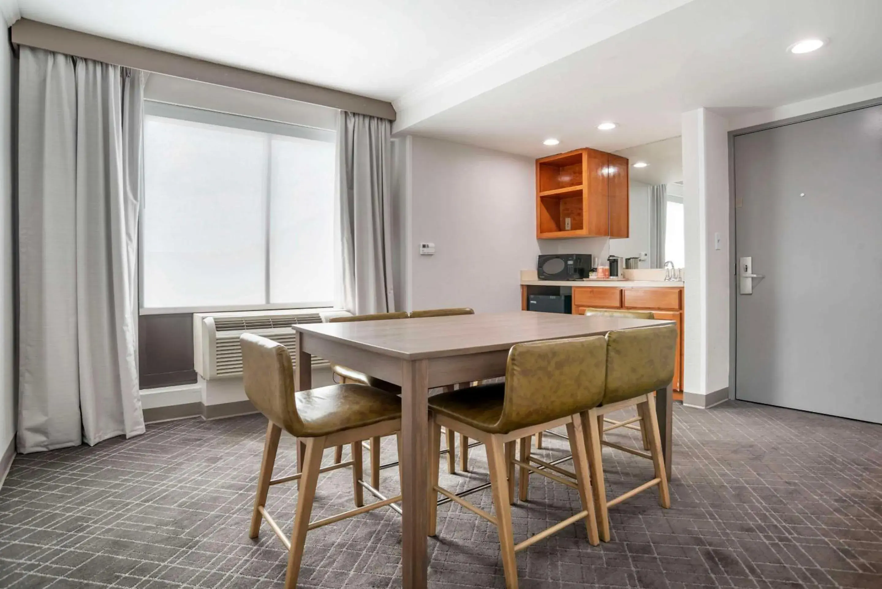 Deluxe King Suite in Comfort Inn & Suites New Orleans Airport North Deluxe King Suite in Comfort Inn & Suites New Orleans Airport North