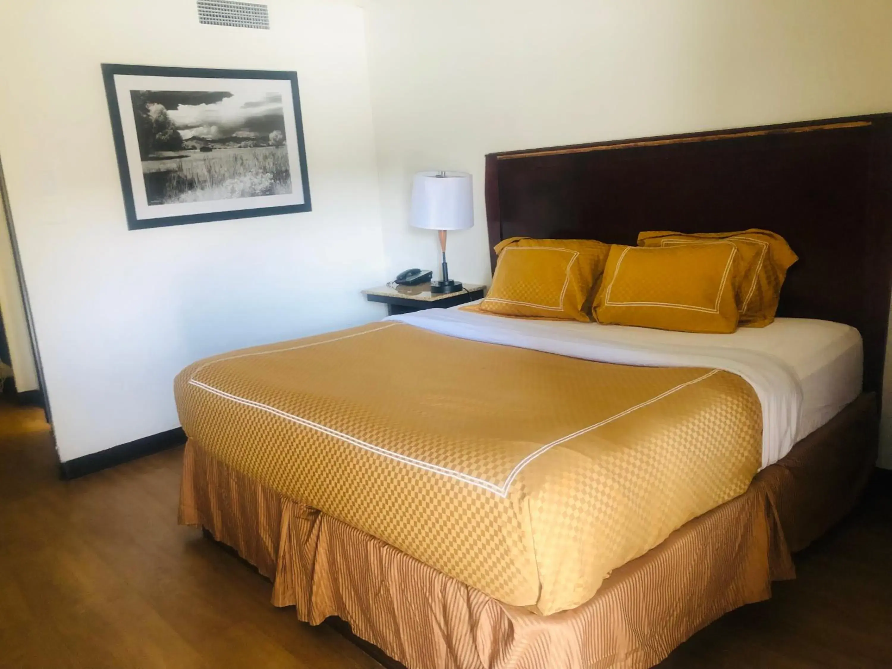 Bed in Budget Inn Denver Downtown Bed in Budget Inn Denver Downtown