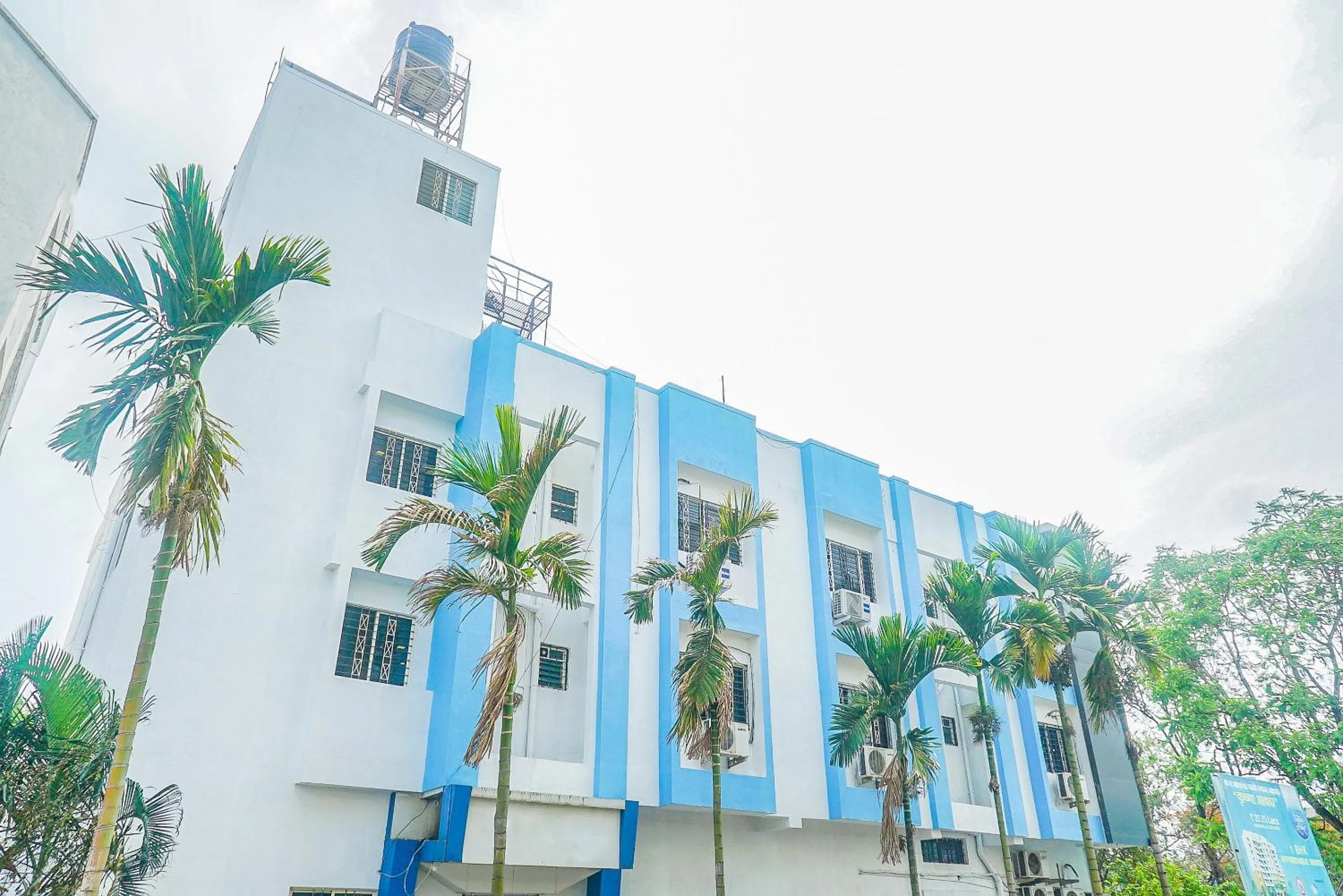 Facade/entrance in Hotel O Paradise Inn Talegaon Dabhade