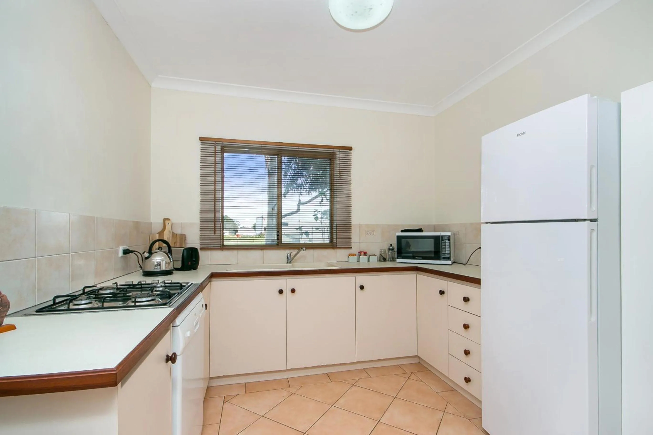 Kitchen or kitchenette in Coranda Lodge