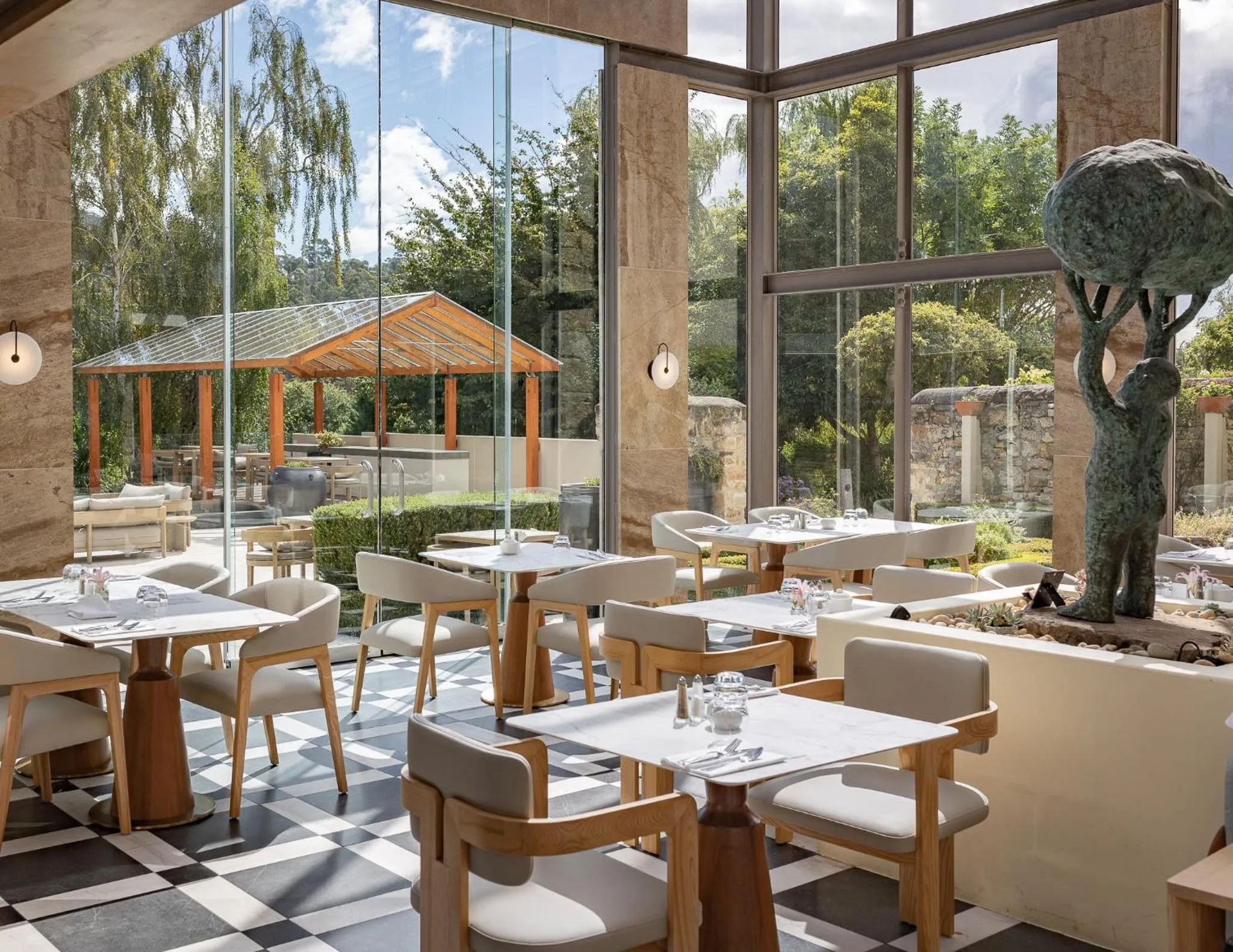 Restaurant/places to eat in Islington Hotel