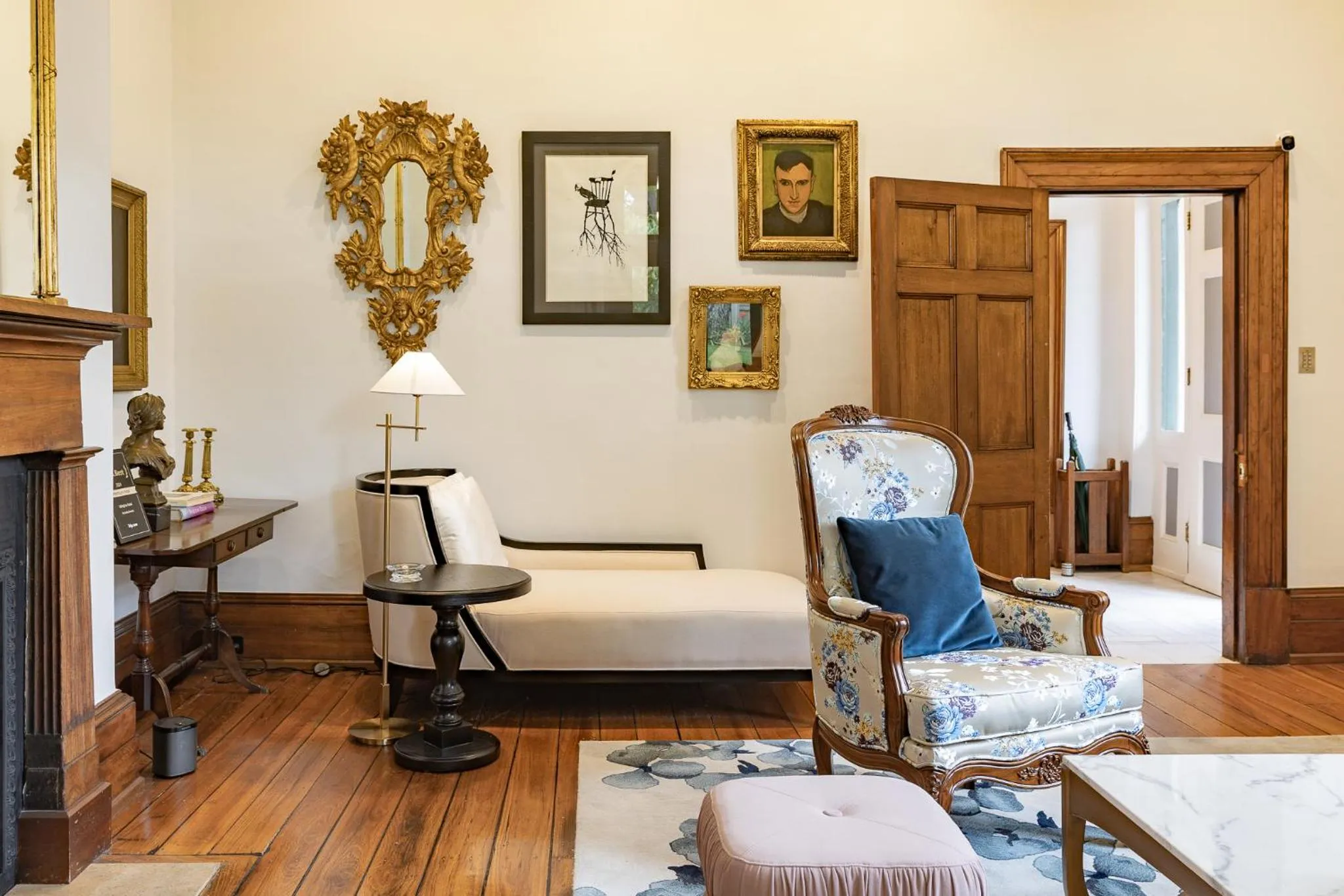 Property building, Bed in Islington Hotel