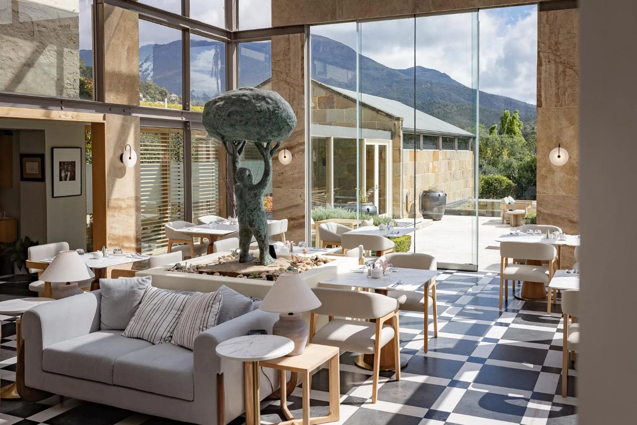 Restaurant/places to eat in Islington Hotel