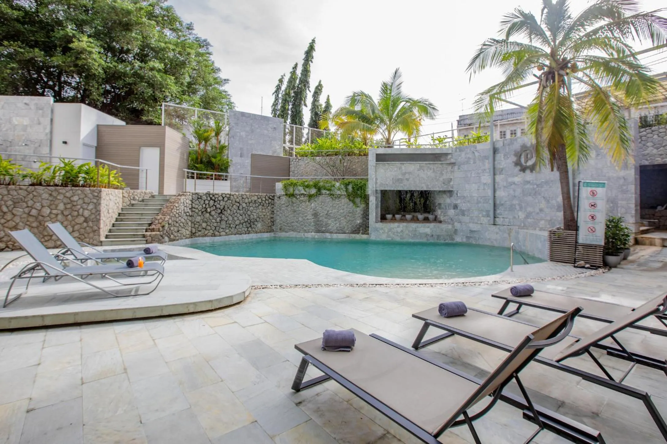Swimming pool in Pearl Hotel Phuket
