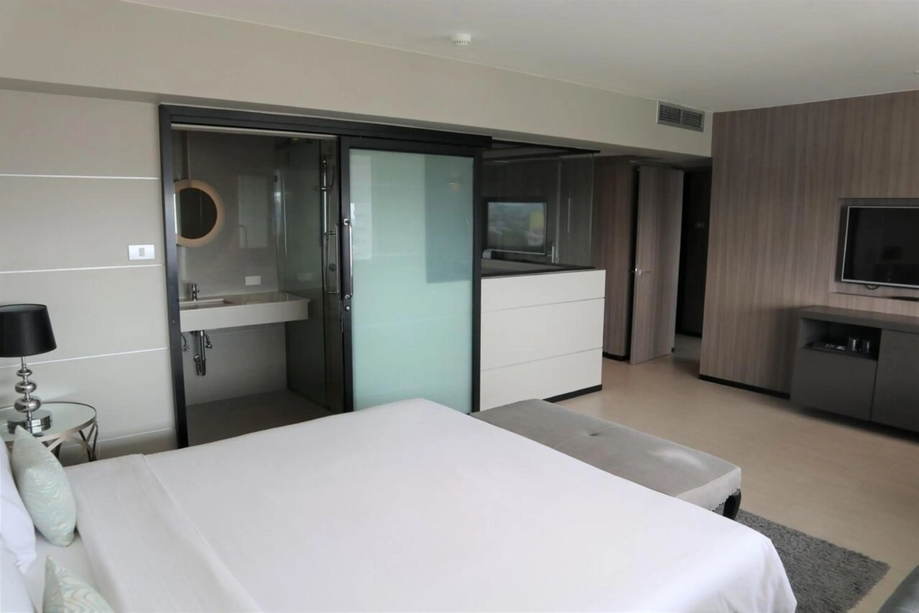 Bathroom, Bed in Pearl Hotel Phuket