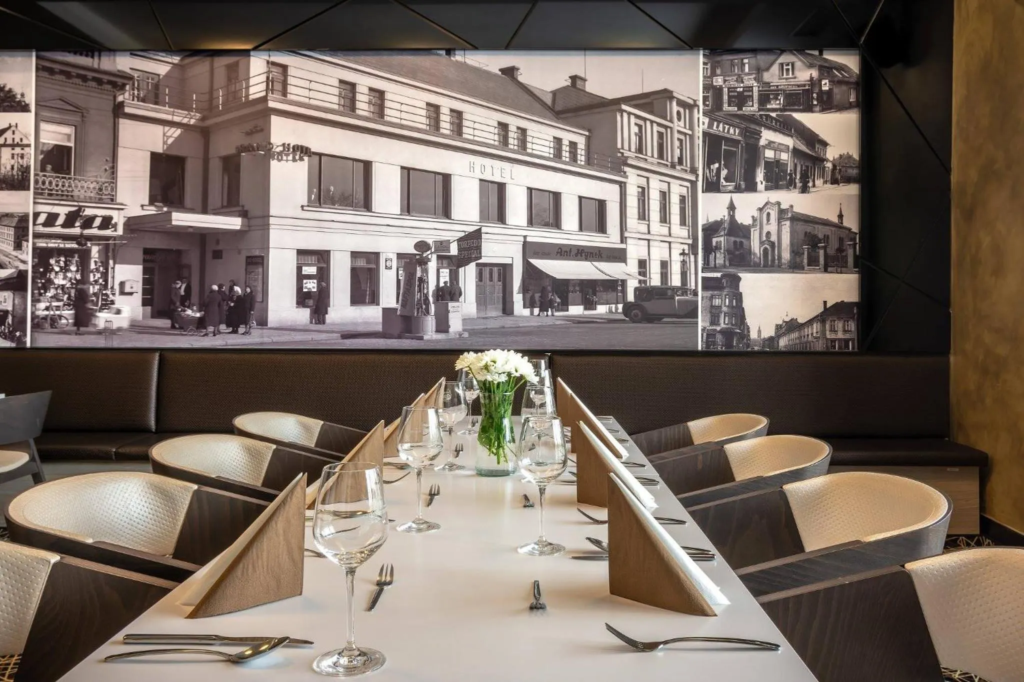 Restaurant/places to eat in Hotel Grand