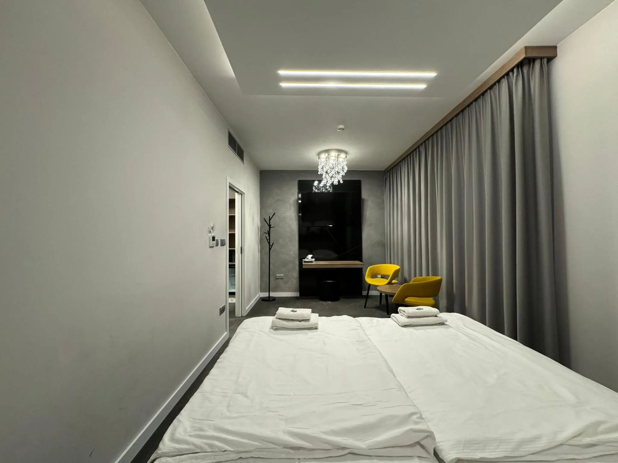 Photo of the whole room, Bed in Hotel Grand