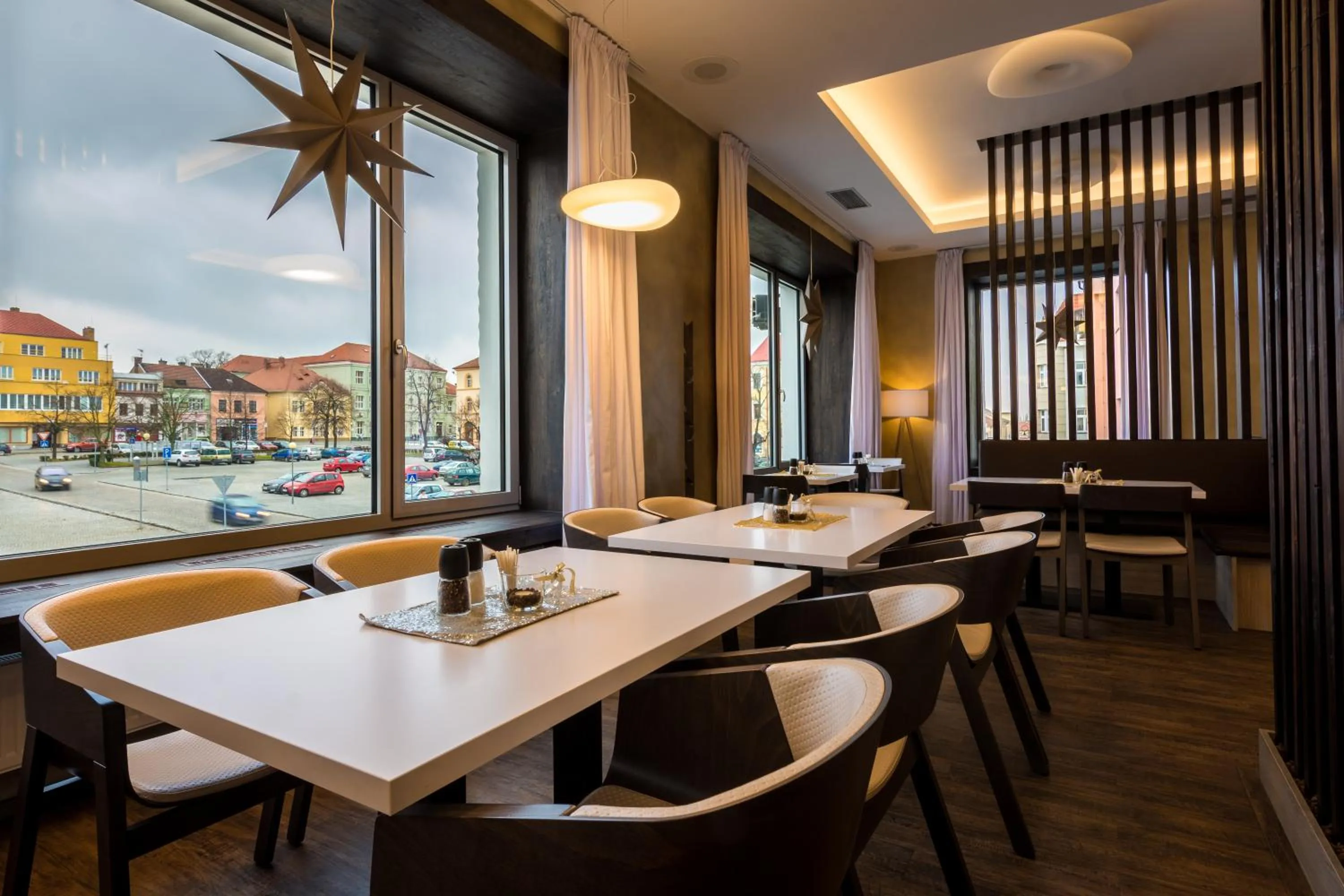 Restaurant/places to eat in Hotel Grand