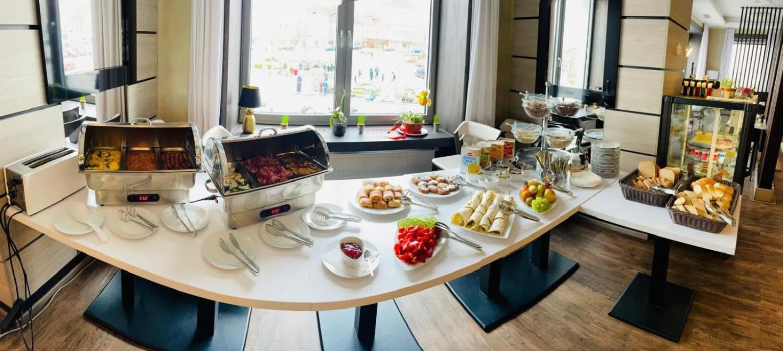 Restaurant/places to eat in Hotel Grand