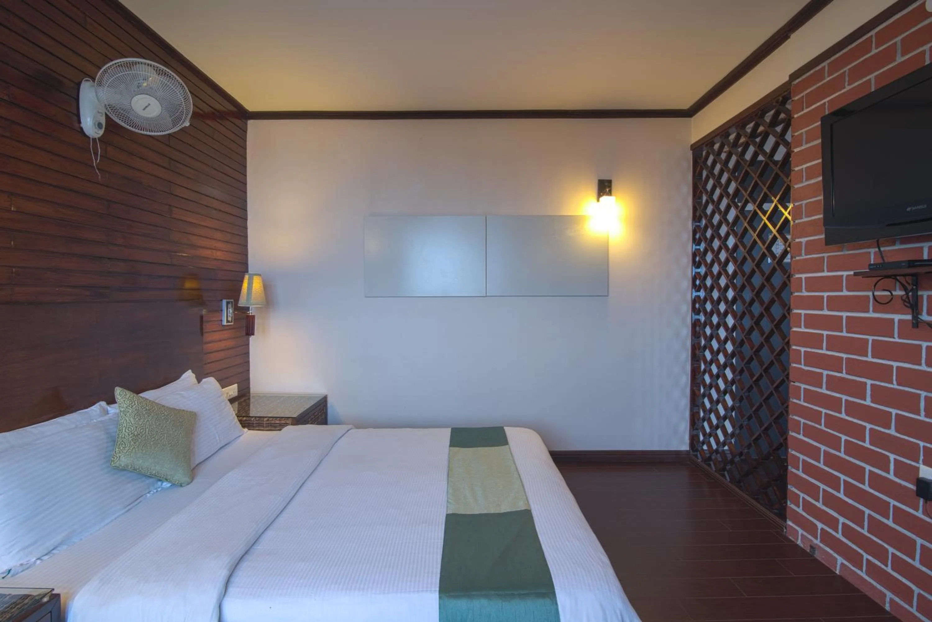 Communal lounge/ TV room, Bed in The Nettle and Fern Hotel Gangtok