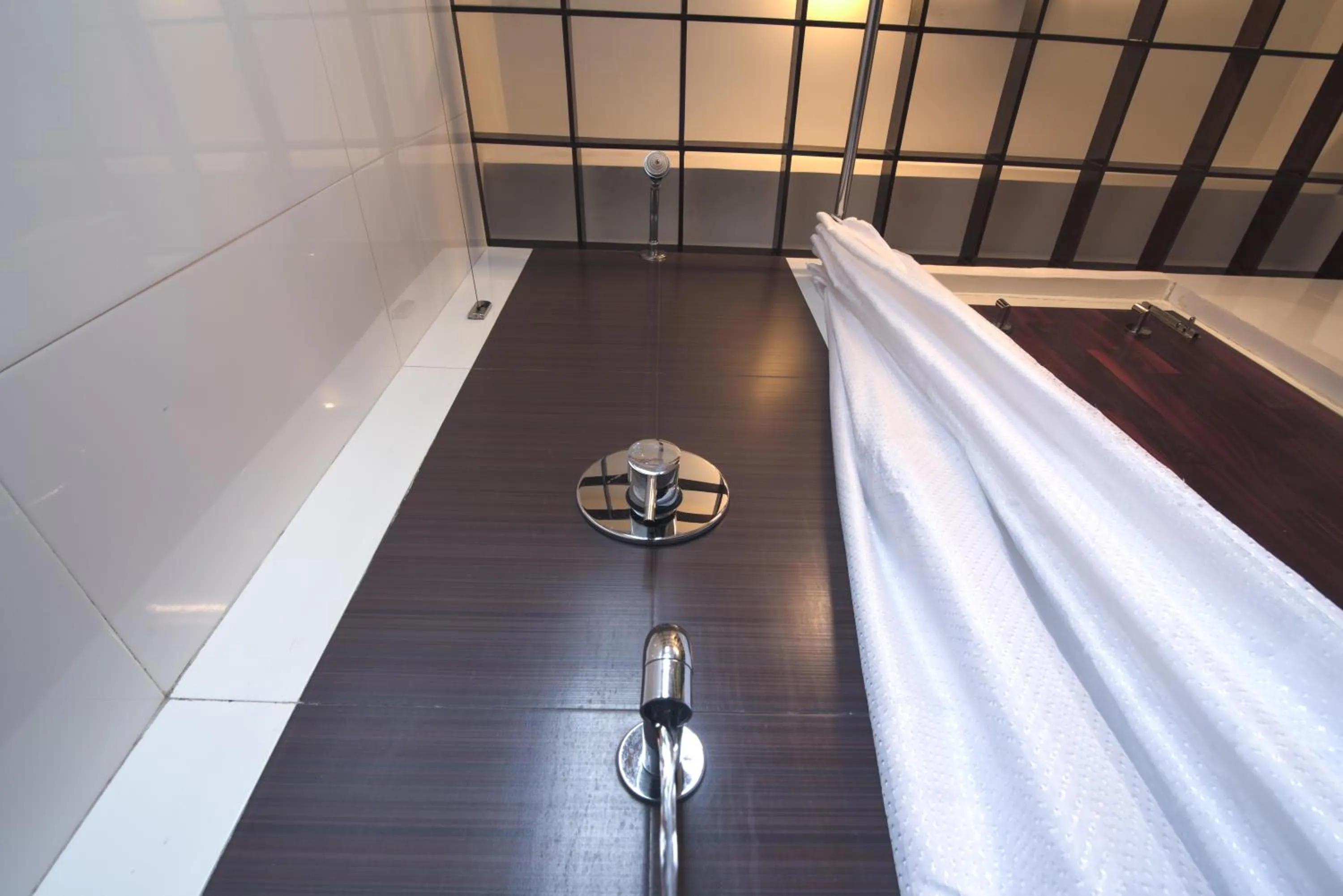 Shower, Bed in The Nettle and Fern Hotel Gangtok