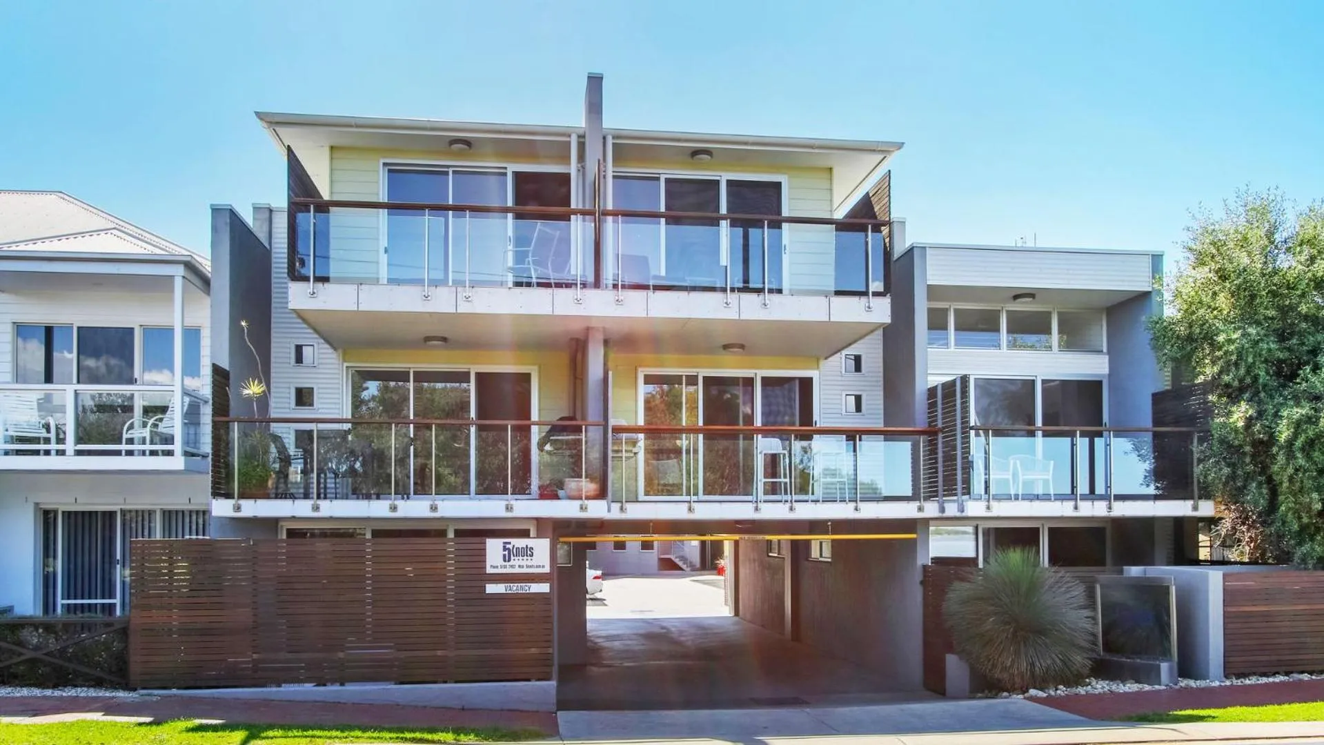 Facade/entrance in 5 Knots Metung